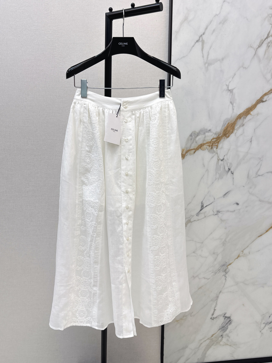 NO:734997,CE 26Ss————The latest resort-style essential Arc de Triomphe hollow jacquard romantic white skirt for early spring. It adopts a high-waist design to perfectly elongate the leg line. The single-breasted decoration adds a bit of fashionable retro feel. The 100% cotton fabric is soft and comfortable and has excellent breathability. It is very suitable for summer weather. Whether it is for vacation or daily wear, it looks elegant, sweet and elegant. One color ready for sale sml,,skirts,19860909CE 26Ss————早春最新款度假风必备凯旋门镂空提花浪漫白半裙 采用高腰设计 完美拉长腿部线条 单排扣装饰增添了几分时尚复古感 百分百棉面料柔软舒适 透气性极佳 非常适合夏日天气 无论是度假还是日常穿搭 都显气质大方甜美优雅 一色现货发售sml,,skirts,,Women's clothing
