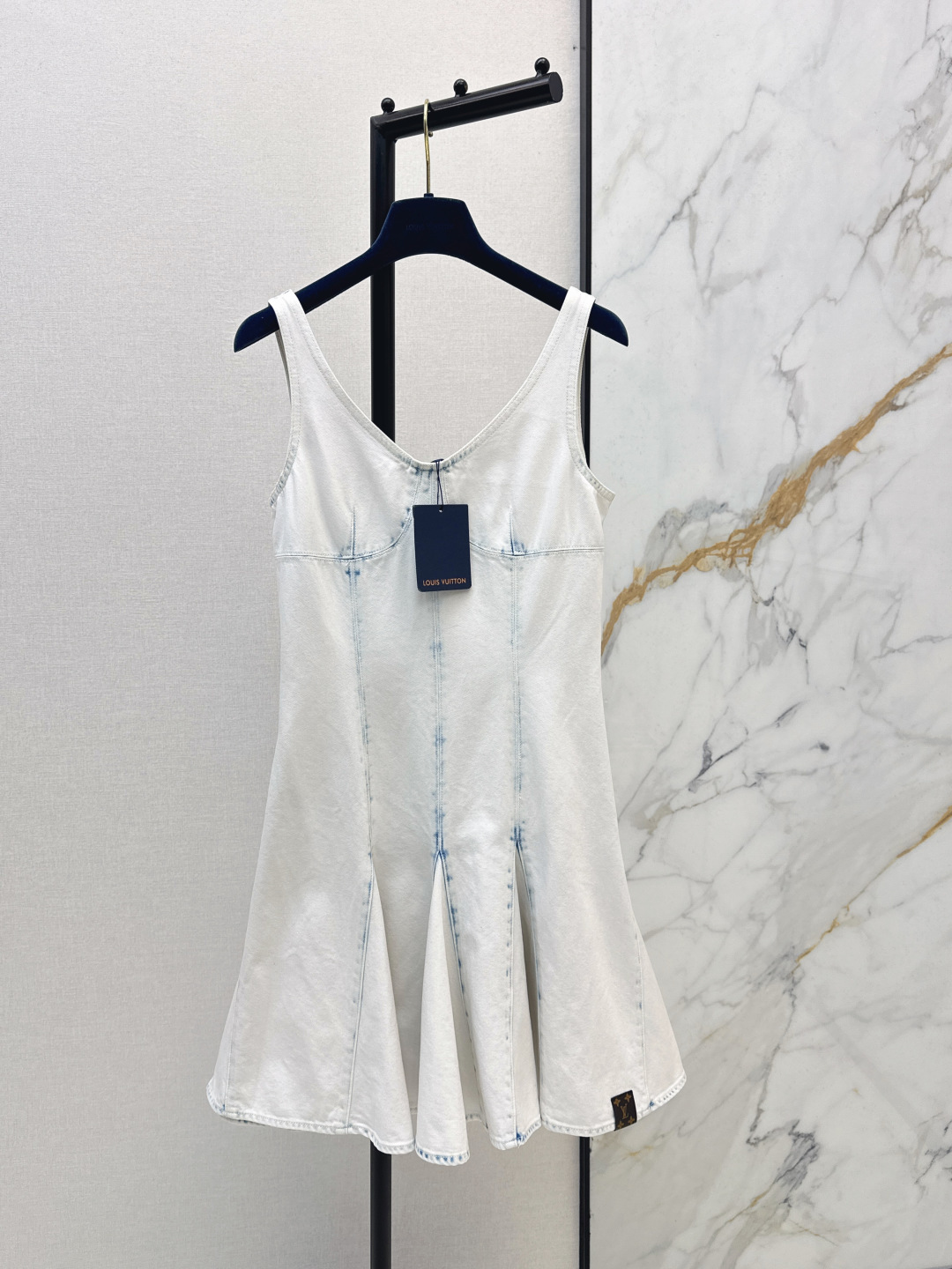 NO:734992,L Family 26Ss————The latest denim pleated V-neck dress in early spring. Contrasting topstitching outlines the delicate structure of the body and chest. Slim-fit tailoring with pleated volume skirt. The upper body is elegant, modern and playful. A must-have high-end item for Bai Fumei. Two colors are available for sale sml,, louis vuitton, skirts,19860909L家 26Ss————早春最新款丹宁牛仔压褶V领连衣裙撞色明线勾勒主体与胸部的精巧结构 修身剪裁搭配褶式量感裙摆上身气质优雅摩登俏皮 白富美必备高级单品 两色现货发售sml,,louis vuitton,skirts,,Women's clothing