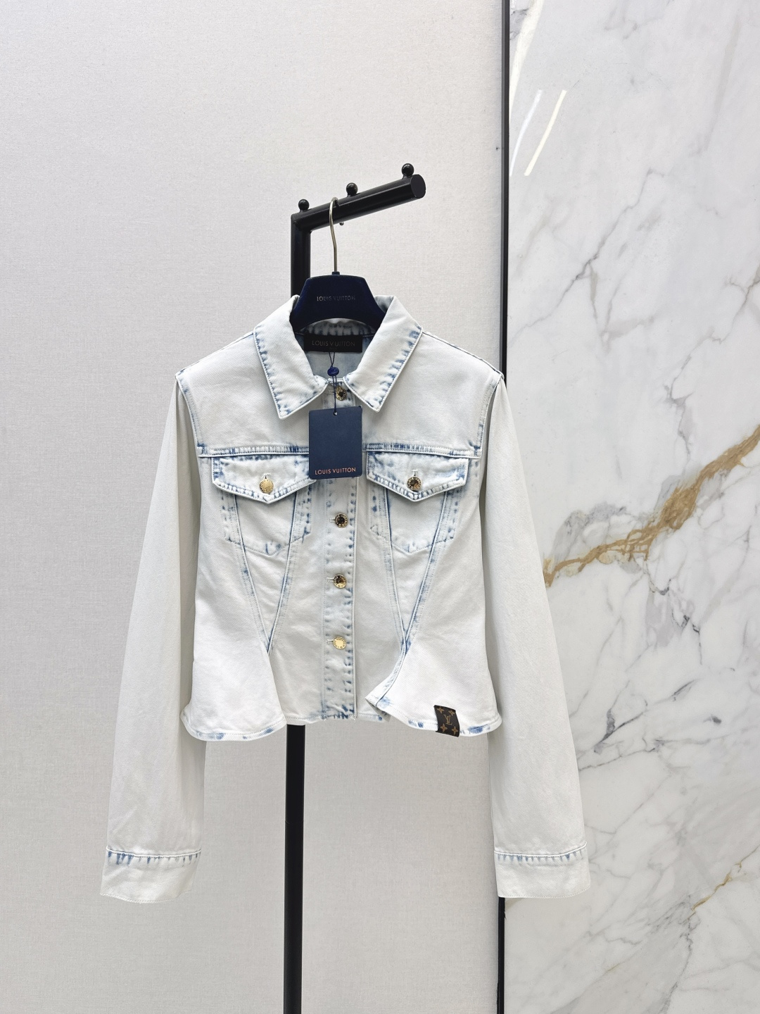 NO:734986,Liu Yifei's same style, L's 26Ss - the latest denim series denim jacket in early spring. Temperament small lapels, waisted and wavy hem design, fashionable and modern. Versatile and not flattering, the upper body looks slimmer. Highly recommended casual temperament items. Customized hardware accessories and leather tags. Two colors available for sale now. SML, Louis Vuitton, jackets & coats,19860909刘亦菲同款 L家 26Ss————早春最新款丹宁系列牛仔小外套 气质小翻领收腰波浪衣摆设计时髦又摩登高级 百搭不挑人上身巨显瘦 强烈推荐休闲气质单品 定制五金配件皮牌 两色现货发售sml,,louis vuitton,jackets & coats,,Women's clothing