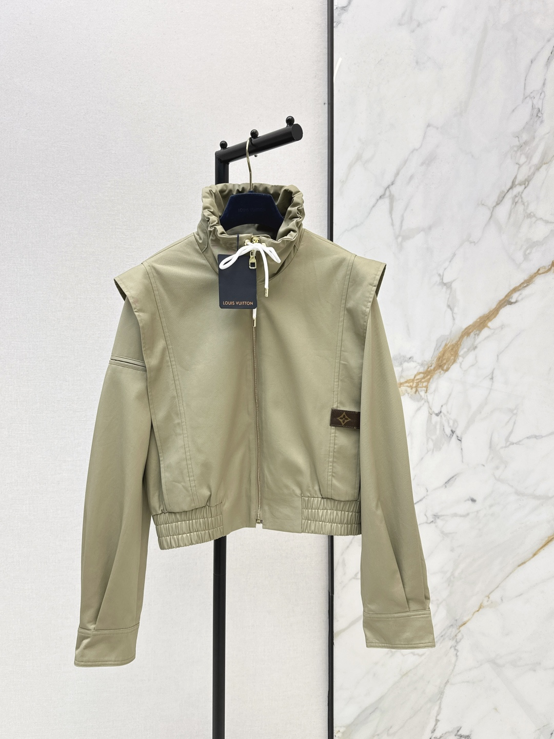 NO:735503,L Family 26Ss————The latest right-angle shoulder flight jacket in early spring. The imported high-count twill cotton fabric is very wide and stylish. The high-neck design with drawstring collar has unlimited creativity. The retro modern three-dimensional tailoring version is advanced and fashionable. The elasticated waist is versatile and does not flatter anyone. The upper body is very slim. One color is available for sale sml,, louis vuitton, jackets & coats,jackets & coats,19860909L家 26Ss————早春最新款直角肩飞行夹克外套进口高支斜纹棉面料挺阔有型 抽绳领圈高领设计创意无限 复古摩登立体剪裁版型高级又时髦 松紧收腰百搭不挑人上身巨显瘦 一色现货发售sml,,louis vuitton,jackets & coats,jackets & coats,,Women's clothing