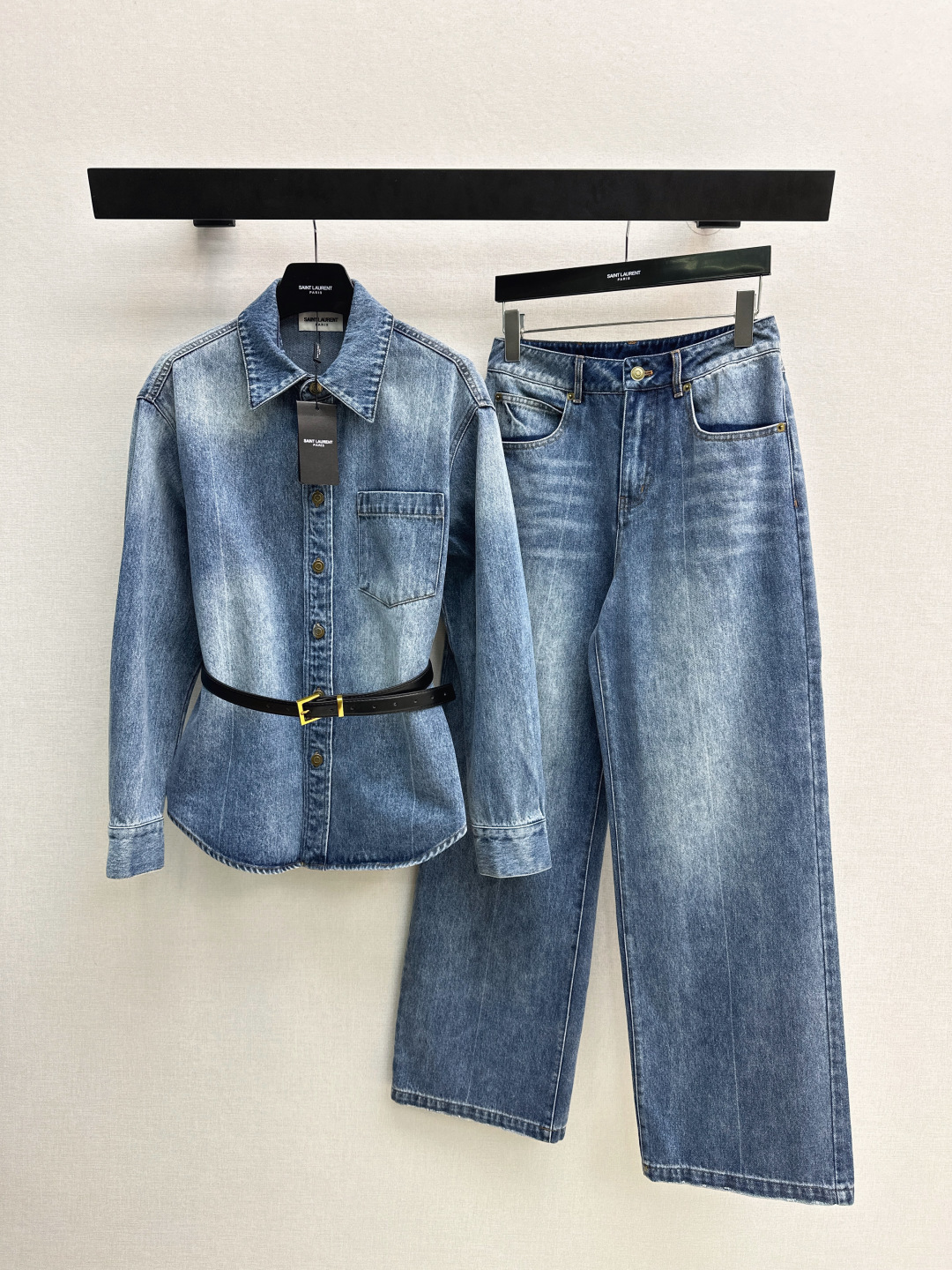 NO:735498,Exclusive model~SLP 25Ss————The latest handsome old-money style denim suit for early autumn. Denim shirt with belt decoration + straight pants. The upper body looks thin and tall. It has a gentle and elegant feeling without losing the aura. The exquisite visual version looks slim but not unflattering. One set is available for sale in one color. sml, loro piana, shirts,19860909独家款～SLP 25Ss————早秋最新款帅气老钱风穿搭牛仔套装 腰带装饰牛仔衬衫+直筒裤 上身显瘦又高挑 不失气场的温柔优雅感 精致既视感版型显瘦不挑人 一套出 一色现货发售sml,,loro piana,shirts,,Women's clothing