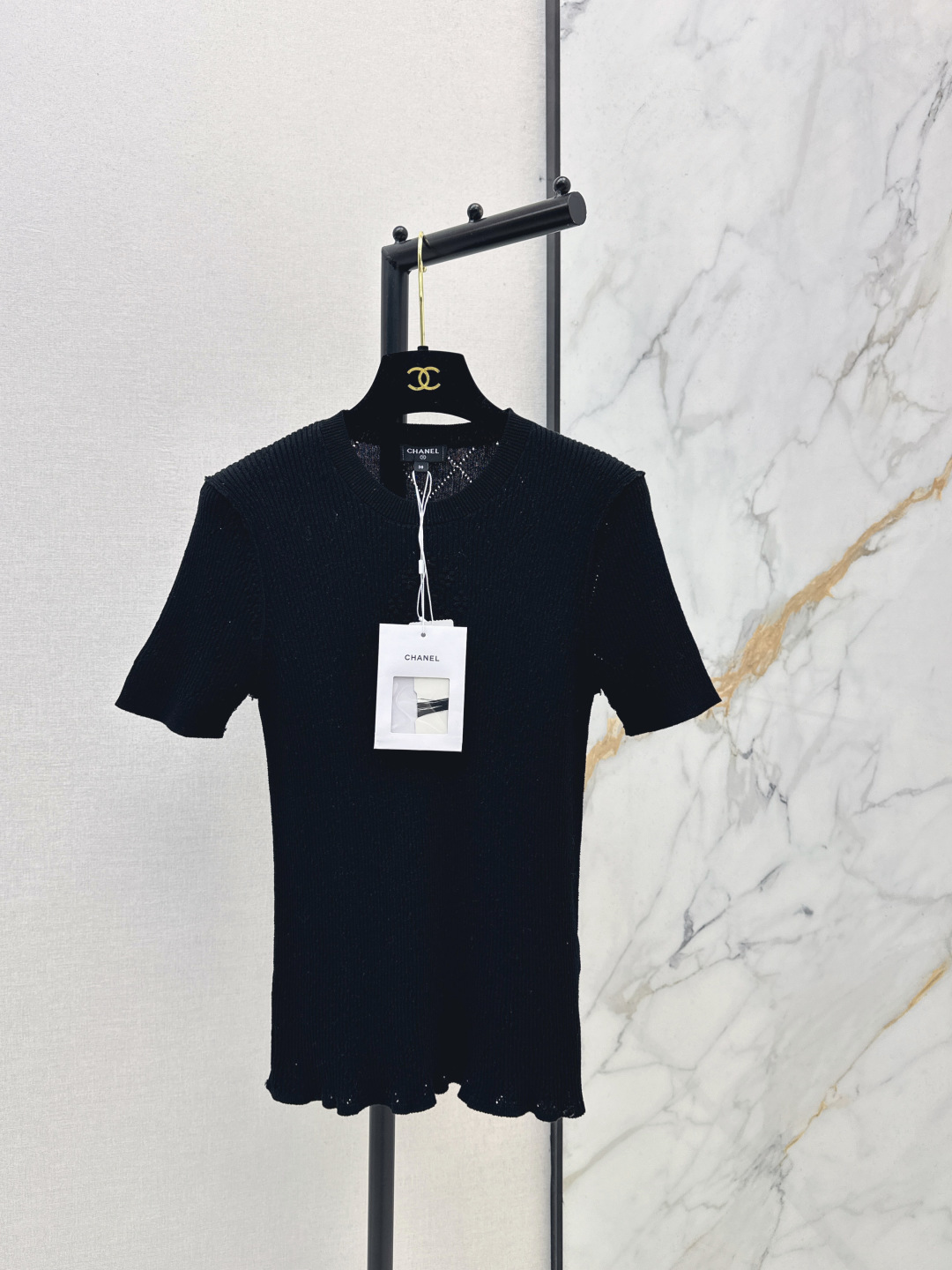 NO:735879,Coco Girl Outfits C Home 26Ss————Early spring’s latest rhombus three-dimensional flower logo intarsia knitted short-sleeved top is a must-have in Bai Fumei. It looks great when worn alone or as an inner layer. Versatile and versatile, the slim base is super slim. The texture of 16-pin imported pure cotton yarn is super comfortable. The upper body is super slim. Simple, elegant and high-end. Three colors are on sale now, sml, chanel, T-shirt,19860909coco女孩穿搭 C家 26Ss————早春最新款菱格立体花朵logo嵌花针织短袖上衣白富美必入神器 单穿做内搭搭配都超级好看 万能百搭修身打底超显瘦 16针进口纯棉纱线质感超舒适 版型上身巨显瘦 简约优雅又高级 三色现货发售sml,,chanel,T-shirt,,Women's clothing