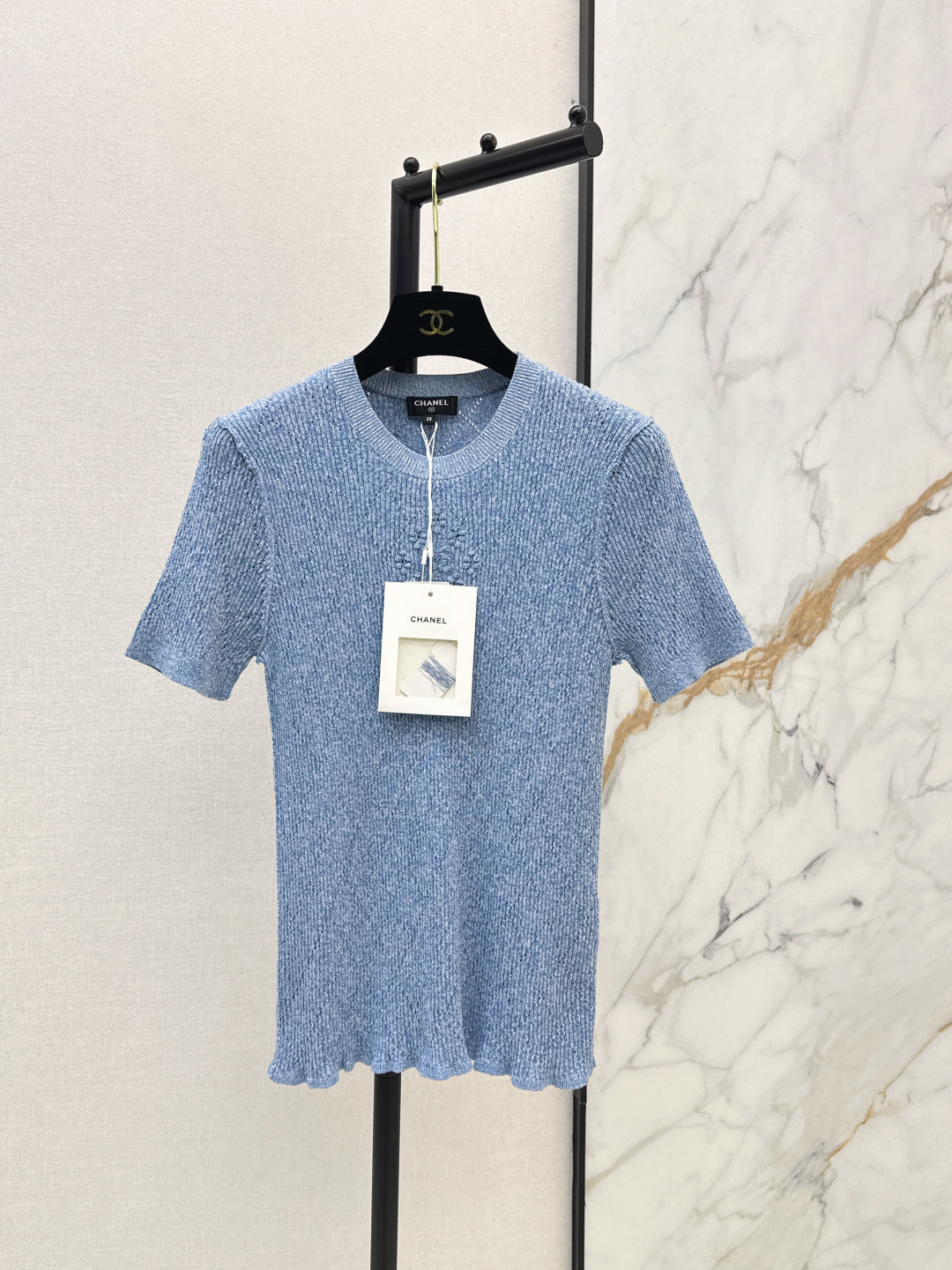 NO:735873,Coco Girl Outfits C Home 26Ss————Early spring’s latest rhombus three-dimensional flower logo intarsia knitted short-sleeved top is a must-have in Bai Fumei. It looks great when worn alone or as an inner layer. Versatile and versatile, the slim base is super slim. The texture of 16-pin imported pure cotton yarn is super comfortable. The upper body is super slim. Simple, elegant and high-end. Three colors are on sale now, sml, chanel, T-shirt,19860909coco女孩穿搭 C家 26Ss————早春最新款菱格立体花朵logo嵌花针织短袖上衣白富美必入神器 单穿做内搭搭配都超级好看 万能百搭修身打底超显瘦 16针进口纯棉纱线质感超舒适 版型上身巨显瘦 简约优雅又高级 三色现货发售sml,,chanel,T-shirt,,Women's clothing