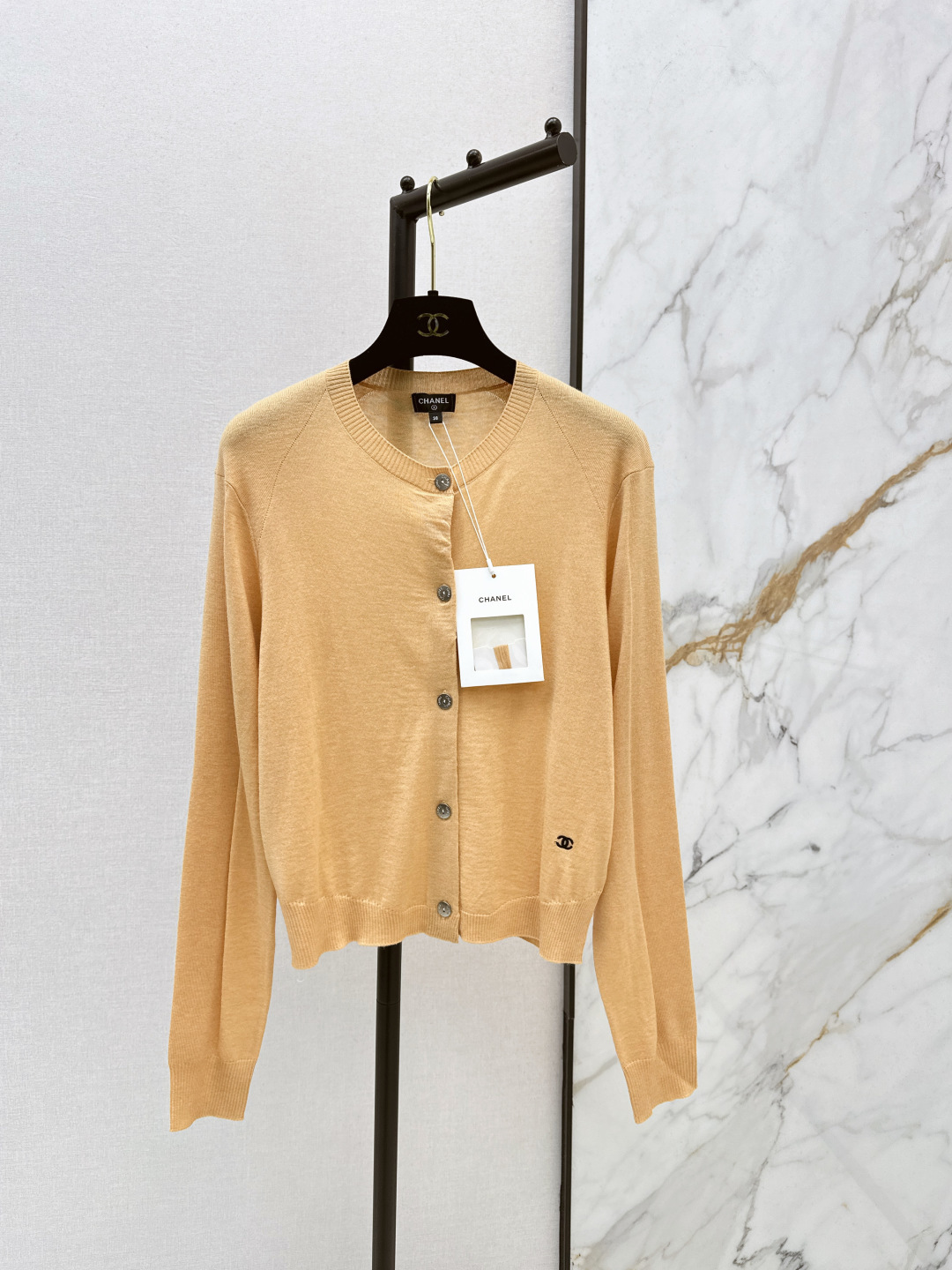 NO:735867,C Home 26Ss————The latest gray knitted cardigan in early spring, customized 16 ultra-fine wool, high-density ultra-thin, soft knitted fabric, German imported machine embroidery with full logo, round neck and long-sleeved design, simple and fashionable, not picky, two colors ready for sale sml,,chanel,19860909C家 26Ss————早春最新款灰色针织开衫定制16超细羊毛 高密度超薄 柔软针织面料 德国进口机刺绣饱满logo 圆领长袖设计 简约时尚不挑人 两色现货发售sml,,chanel,,Women's clothing