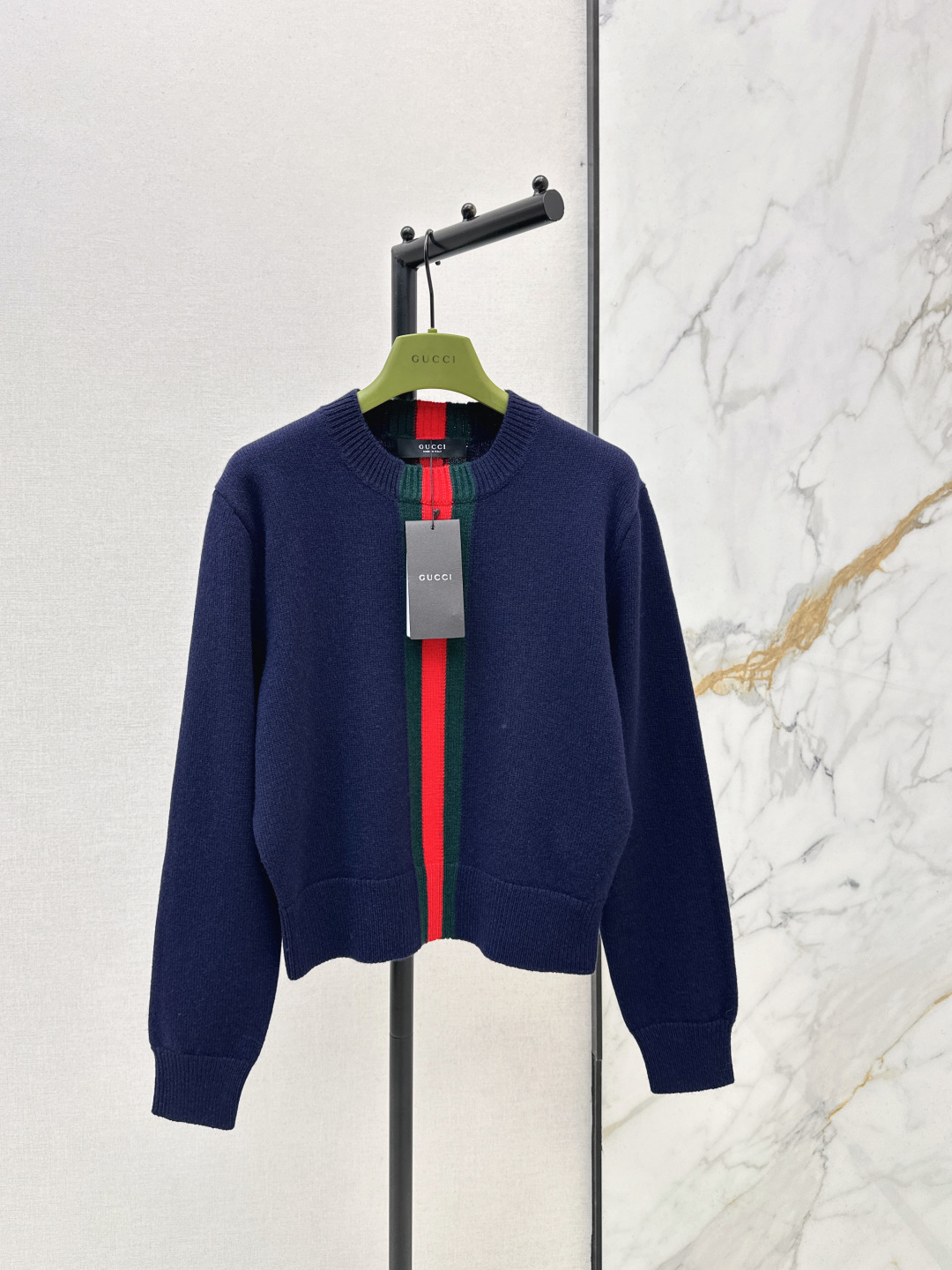 NO:735852,Gu 26Ss - the latest spring and summer short wool sweater decorated with red and green stripes. A series of classic style items decorated with G family's retro DNA red and green striped webbing, which is highly recognizable. The shape and color are huge and beautiful. Worsted 100% wool yarn. The round neck short version is slim and proportional. The front and back panels are carefully decorated with classic red and green ribbed trims, which are super eye-catching. The dyed yarns are all integrated. Interpret the brand design elements with distinctive personality and aesthetic attitude. The upper body is stunning.  One color ready for sale sml,,gucci,sweaters,19860909Gu 26Ss————春夏最新款饰红绿条短款羊毛毛衣 一系列经典版型单品饰G家复古DNA红绿条纹织带辨识度强烈 版型和颜色都巨巨巨美 精纺百分百羊毛纱线 圆领小短款版型显瘦显比例 前后幅精心缀饰典藏红绿罗纹饰边超吸睛 定染的纱线全部一体成型 以鲜明个性与美学态度诠释品牌设计元素上身高级惊艳 一色现货发售sml,,gucci,sweaters,,Women's clothing