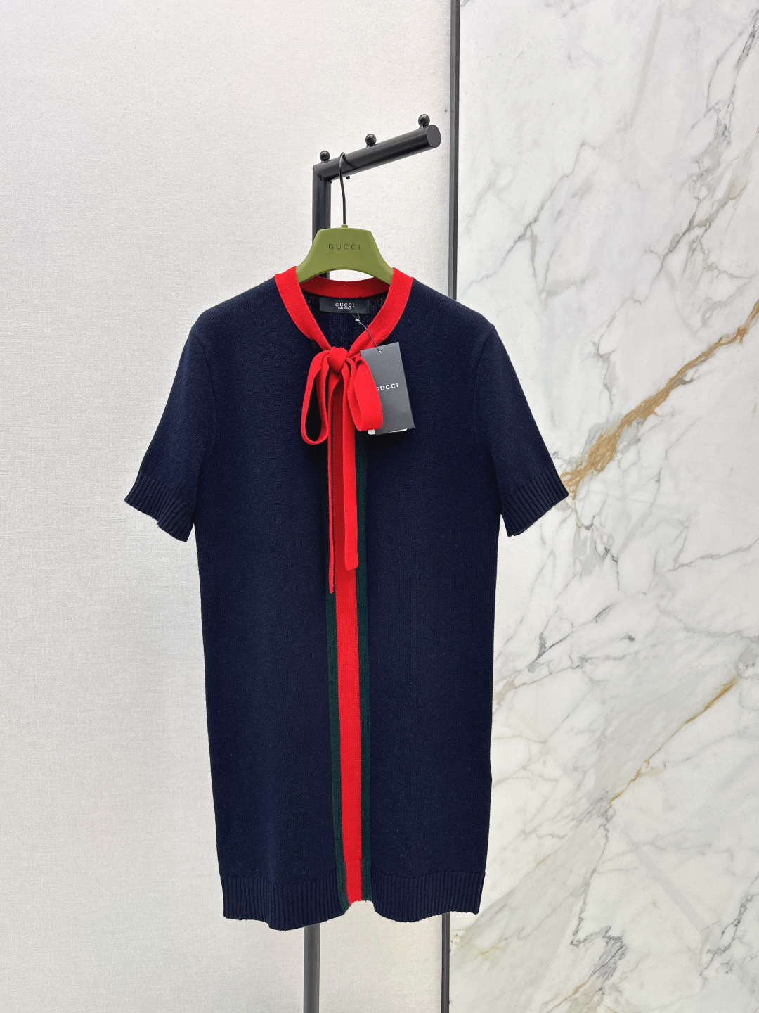 NO:735842,Gu 26Ss————The latest spring and summer series red tie short-sleeved knitted dress. A series of classic style items decorated with G family's retro DNA red and green striped webbing, which is highly recognizable. The shape and color are huge and beautiful. Worsted 100% wool yarn, dyed navy blue, high-end and shows the skin tone. Round neck short-sleeved skirt design. The collar is decorated with a red bow and a floating tie, which is smart and sweet. The front is carefully decorated with classic red and green rib trim. The whole color system is also super stunning.  The slightly loose fit fits your body shape naturally and is not picky at all. It covers all the flesh for you. It makes you look taller and slimmer, and you can easily match high-end retro outfits. Available in stock in one color, sml, gucci, skirts, T-shirt,19860909Gu 26Ss————春夏最新款系列红领结短袖针织连衣裙 一系列经典版型单品饰G家复古DNA红绿条纹织带辨识度强烈 版型和颜色都巨巨巨美 精纺百分百羊毛纱线 定染气质藏蓝色高级又显肤色 圆领短袖裙型设计 领子饰红色蝴蝶结飘带领结灵动甜美 正面精心缀饰典藏红绿罗纹饰边 一整个色系也超级惊艳 微宽松的版型自然贴合身形完全不挑人什么肉都给你遮住了 显高瘦苗条轻松搞定高级复古穿搭 一色现货发售sml,,gucci,skirts,T-shirt,,Women's clothing