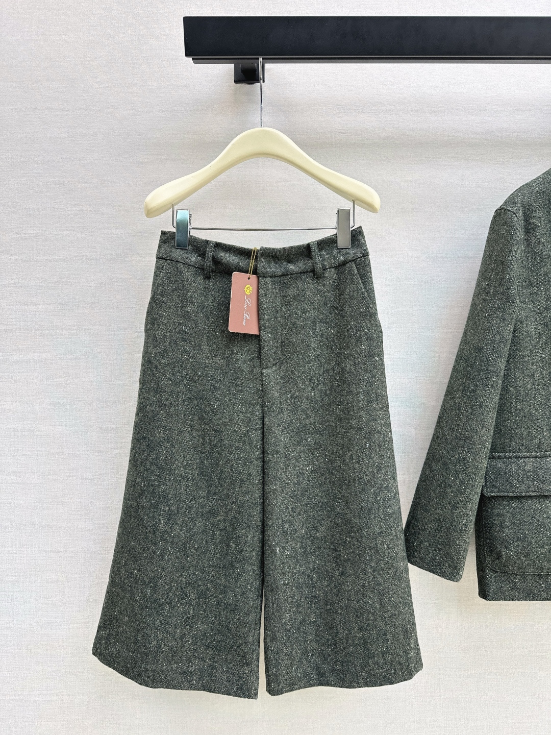 NO:735820,Relaxed old money style outfit LP 26Ss - the latest high-end wool suit in early spring. Stand-up collar, double pockets, mid-length jacket + straight-leg pants. Customized heavy wool fabric. High quality. It has an aura and modifies the shoulder shape. One set can be matched with an easy concave shape. The details are processed very carefully. Developed in one color. Ready for sale sml,, loro piana, jackets & coats,19860909松弛老钱风穿搭 LP 26Ss——早春最新款高级感羊毛套装立领双口袋中长款外套+直筒中裤 定制重磅羊毛面料 品相上乘 拥有气场同时修饰肩型 一套搭配轻松凹造型 细节处理非常细致 一色分开发 现货发售sml,,loro piana,jackets & coats,,Women's clothing