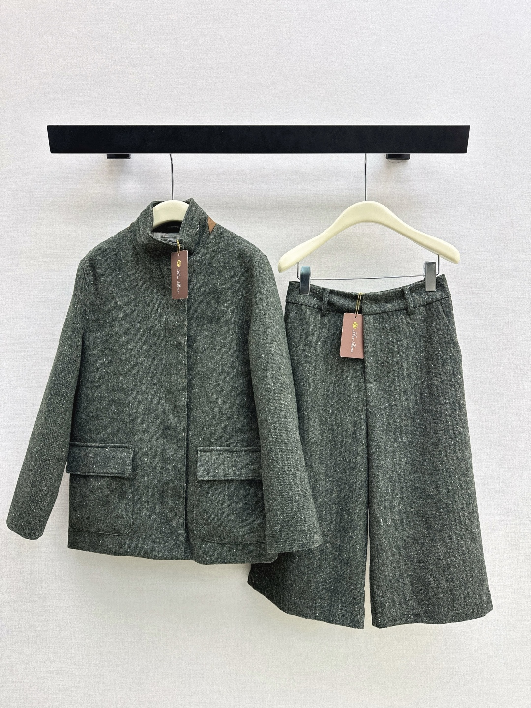 NO:735816,Relaxed old-money style outfit LP 26Ss - the latest high-end wool suit in early spring. Stand-up collar, double pockets, mid-length jacket + straight-leg pants. Customized heavy wool fabric. High quality. It has an aura and modifies the shoulder shape. A set can be matched with an easy concave shape. The details are processed very carefully. Developed in one color. Ready for sale. SML jackets, loro piana, jackets & coats,19860909松弛老钱风穿搭 LP 26Ss——早春最新款高级感羊毛套装立领双口袋中长款外套+直筒中裤 定制重磅羊毛面料 品相上乘 拥有气场同时修饰肩型 一套搭配轻松凹造型 细节处理非常细致 一色分开发 现货发售sml 外套,,loro piana,jackets & coats,,Women's clothing