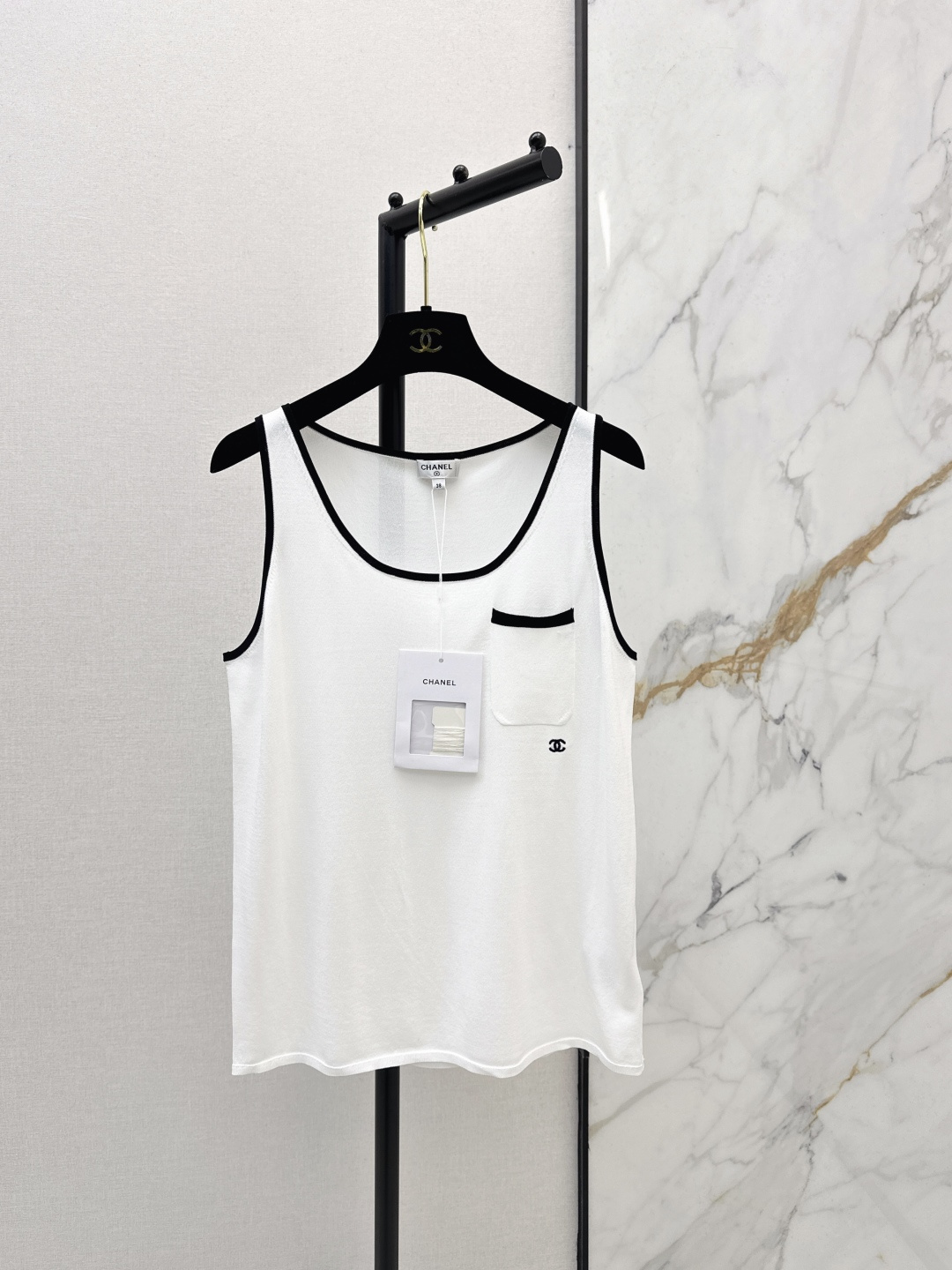 NO:736270,Coco Girl Outfits C Home 26Ss————The latest spring and summer handmade workshop series white moonlight knitted U-neck vest is a versatile artifact. It has an age-reducing and fashionable temperament. Contrast color lock design. Swiss weaving technology. Imported pure cotton yarn has a delicate and comfortable texture. The version is not picky and makes the upper body look slimmer. One color ready for sale sml,,chanel,19860909Coco女孩穿搭 C家 26Ss————春夏最新款手工坊系列白月光针织U领背心百搭神器 气质减龄又时髦 撞色锁边设计瑞士机织工艺进口纯棉纱线质感细腻舒适 版型不挑人上身巨显瘦 一色现货发售sml,,chanel,,Women's clothing