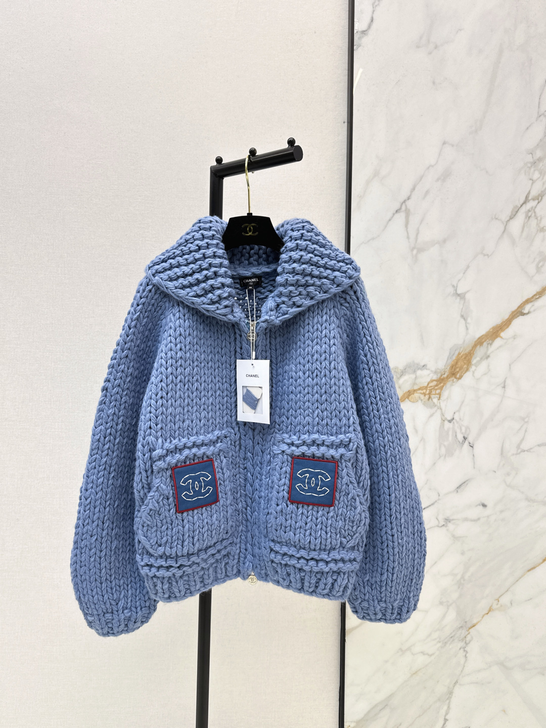 NO:736661,The exclusive first release of C Family 26Ss————the latest high-end Coco girly cardigan jacket in early spring is a fairy white and beautiful artifact!  The custom-woven special gauze ribbon is beautiful in real life. It instantly enhances the gentle atmosphere. The temperament H-shaped upper body makes the body look slimmer. The gentle and elegant girly style is not attractive. Two colors are available for sale in sml, chanel, jackets & coats,19860909独家首发 C家 26Ss————早春最新款高定Coco少女气质开衫外套仙女白富美神器！定制编织特种纱织带实物绝美 瞬间提升温柔氛围感 气质H版型上身巨显瘦 温柔优雅少女风气质不挑人 两色现货发售sml,,chanel,jackets & coats,,Women's clothing