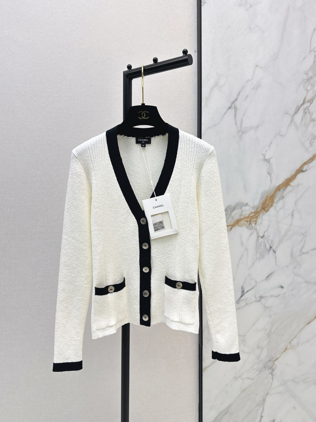 NO:736656,C Home 26Ss——Early spring’s latest model of contrasting trimmed V-neck slim cardigan yb custom-dyed yarn contrasting trimming design simple and elegant exquisite details perfect texture super refreshing for summer wear comfortable and fashionable two colors ready for sale sml,,chanel,19860909C家 26Ss————早春最新款撞色镶边装饰V领修身开衫yb定制定染色纱线 撞色镶边设计 简约优雅 精致细节质感满分 夏天穿超清爽 舒适又时髦 两色现货发售sml,,chanel,,Women's clothing