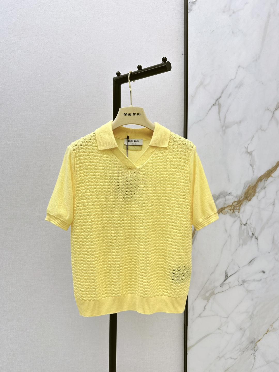 NO:736651,Miu 26Ss————The latest knitted short Polo shirt for spring and summer adopts a hollow pattern design. It is light and breathable and super comfortable to wear in spring and summer. Classic Polo collar + short sleeves. Casual and elegant. The slim cut shows off the figure. It can be easily controlled in daily outings and parties. The knitted fabric has good elasticity. Comfortable to wear. Fashionable and practical. Ready for sale in one color. sml,, miumiu, T-shirt,19860909Miu 26Ss————春夏最新款针织小短款Polo衫采用镂空花纹设计 轻盈透气春夏穿超舒服 经典Polo领+短袖 休闲又优雅 修身剪裁超显身材曲线 日常出街聚会都能轻松驾驭～针织面料弹性好 穿着舒适 时髦又实用 一色现货发售sml,,miumiu,T-shirt,,Women's clothing