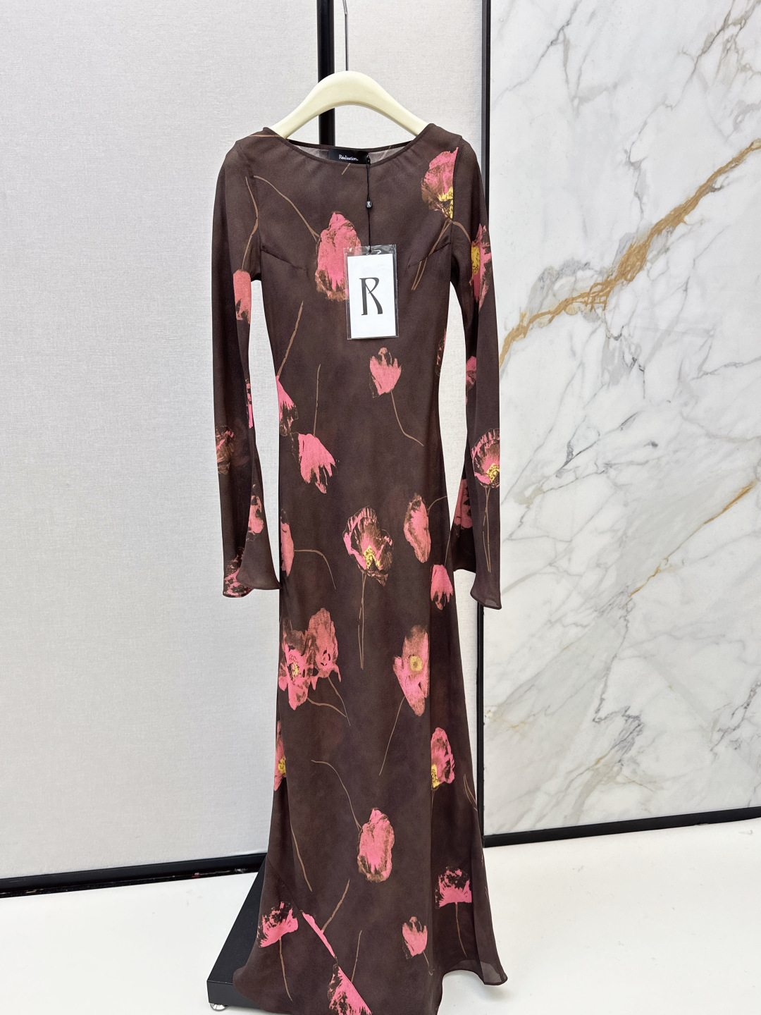 NO:736689,Exclusive first release, fashionable design 26Ss - the latest flower pattern printed long sleeveless dress in early spring with a strong holiday style. Romantic and elegant white and rich must-have item. Imported silk fabric. One color ready for sale xssml,,skirts,real silk,19860909独家首发 时髦设计 26Ss———早春最新款花朵图案印花长款无袖连衣裙浓郁的度假风气息 浪漫优雅的白富美必备单品 进口真丝面料 一色现货发售xssml,,skirts,real silk,,Women's clothing