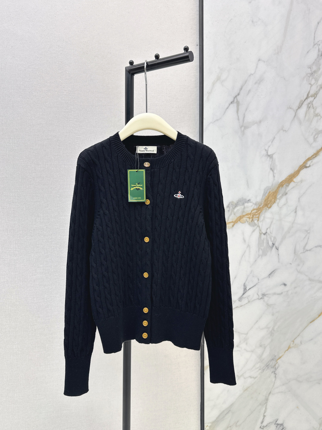 NO:736685,Vi 26Ss————The latest early spring style, the Queen Mother embroidered logo twist knitted cardigan. The twist knitted texture has a retro accent. It feels soft and textured. It is very comfortable to wear close to the body. The Saturn embroidered logo on the chest is exquisite and eye-catching. The iconic element. The cardigan version is not picky. It is super layered when worn alone or layered. It can be worn with skirts and jeans for a retro British feel.  Three colors ready for sale sml,,skirts,jeans,19860909Vi 26Ss————早春最新款西太后刺绣logo麻花针织开衫麻花针织纹理自带复古腔调 摸起来软糯又有质感 贴身穿巨舒服～胸前的土星刺绣logo精致又吸睛 标志性元素 开衫版型不挑人 单穿或者叠穿内搭都超有层次 搭配半身裙牛仔裤都能穿出复古英伦感 三色现货发售sml,,skirts,jeans,,Women's clothing