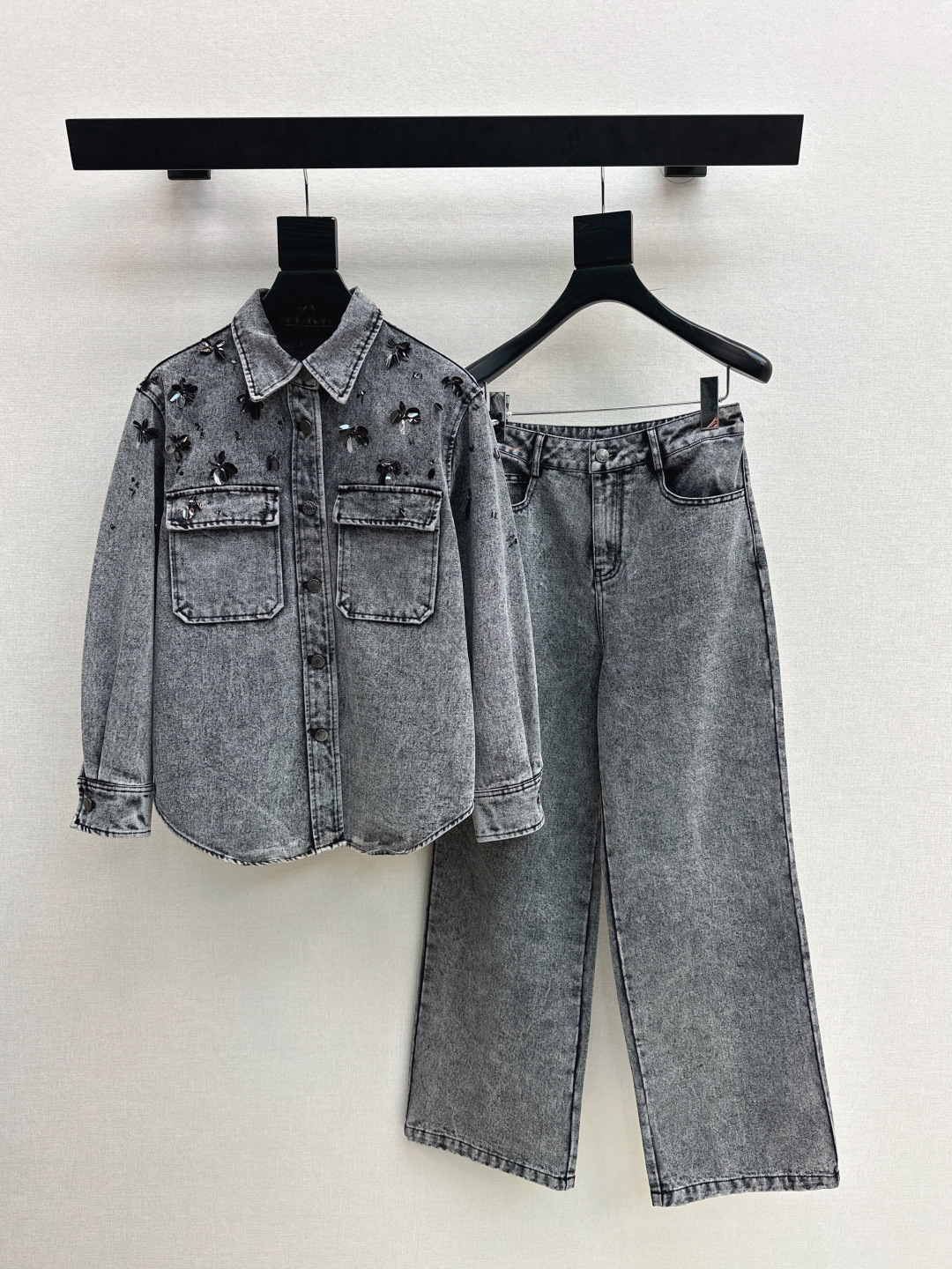 NO:736681,Exclusive model~SLP 25Ss————The latest handsome old-money-style denim suit for early autumn. Retro denim shirt with three-dimensional beading technology + straight pants. The upper body looks thin and tall. It has a gentle and elegant feeling without losing the aura. The exquisite visual version makes it look slim and not unsightly. One set is available. One color ready for sale sml, loro piana, shirts,19860909独家款～SLP 25Ss————早秋最新款帅气老钱风穿搭牛仔套装 立体钉珠工艺复古牛仔衬衫+直筒裤 上身显瘦又高挑 不失气场的温柔优雅感 精致既视感版型显瘦不挑人 一套出 一色现货发售sml,,loro piana,shirts,,Women's clothing