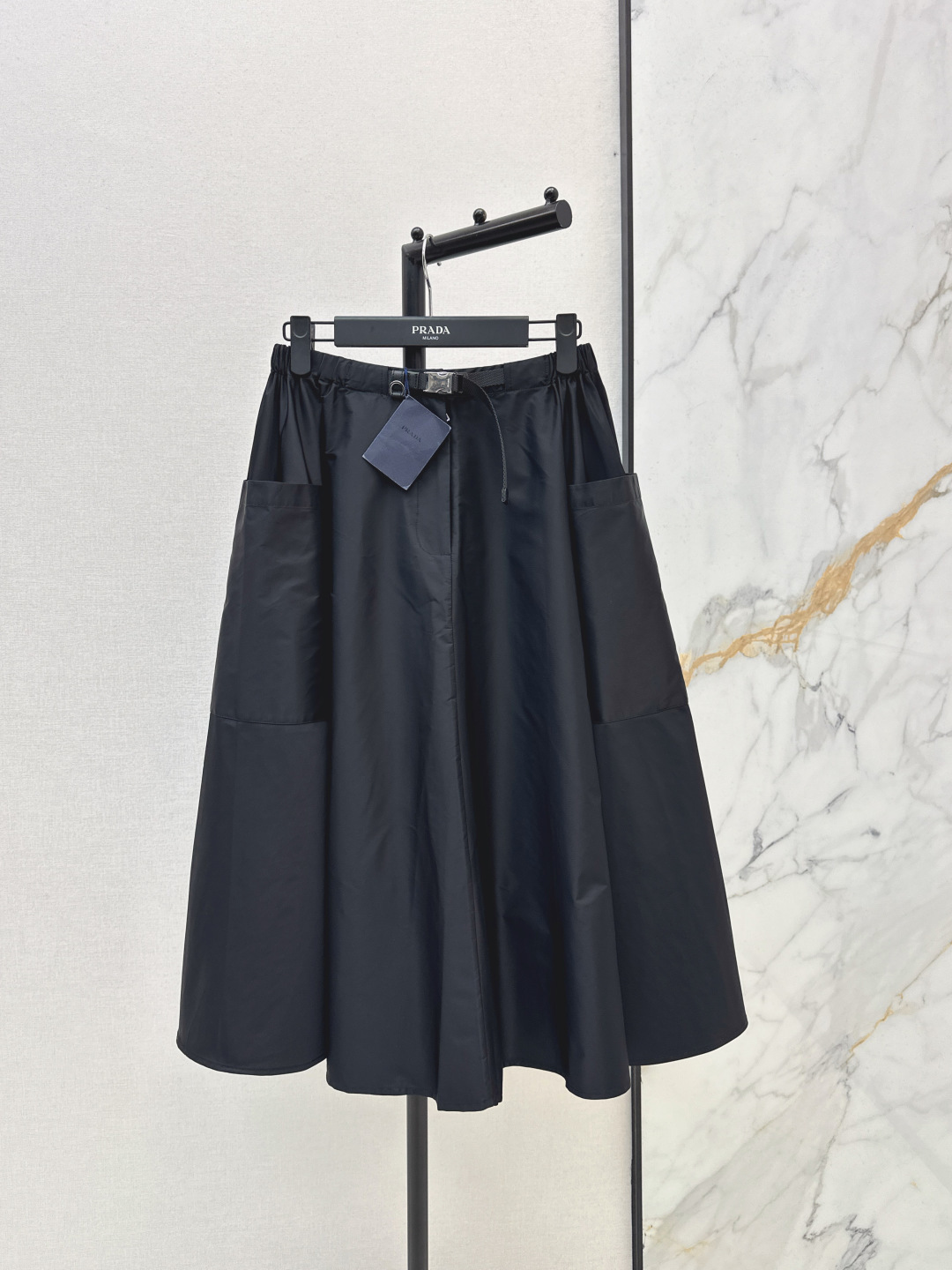 NO:736677,Exclusive debut of PD 26Ss - the latest elastic waist nylon long skirt in early spring, super large umbrella skirt, cut to bring wind when walking, imported recycled nylon fabric, functional wind buckle, new design of large pockets, versatile version, not picky, super slimming on the upper body, one color ready for sale sml,,skirts,19860909独家首发 PD 26Ss————早春最新款松紧腰尼龙长半裙超级大伞裙摆剪裁走路带风 进口再生尼龙面料 机能风插扣 大口袋全新设计 版型百搭不挑人上身巨显瘦 一色现货发售sml,,skirts,,Women's clothing