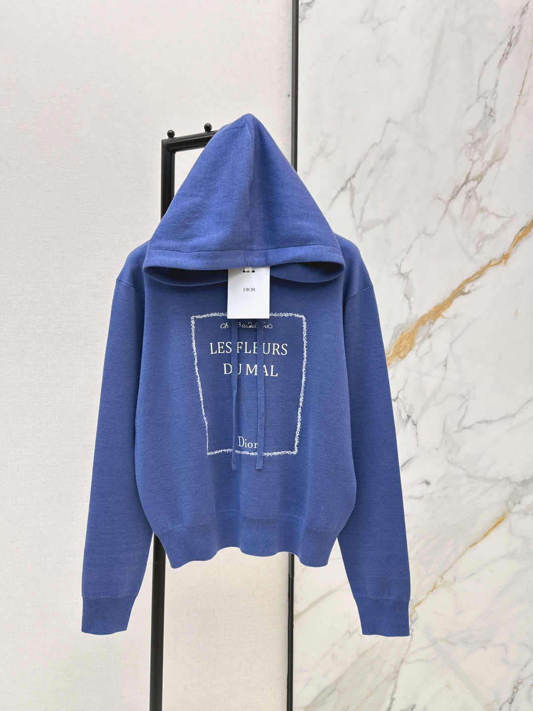 NO:736674,CD 26Ss————The latest blue knitted hoodie in early spring. The hooded design has a sense of relaxation. The logo on the chest + the line border are retro and exquisite. The blue tone is gentle and not picky. Paired with jeans, it is a casual hot girl. A versatile style in the autumn and winter wardrobe~ One color ready for sale sml,,jeans,hats,19860909CD 26Ss————早春最新款蓝色针织连帽衫连帽设计自带松弛感 胸前logo+线条边框复古又精致 蓝色调温柔不挑人 配牛仔裤是随性辣妹 秋冬衣柜里的万能百搭款～ 一色现货发售sml,,jeans,hats,,Women's clothing