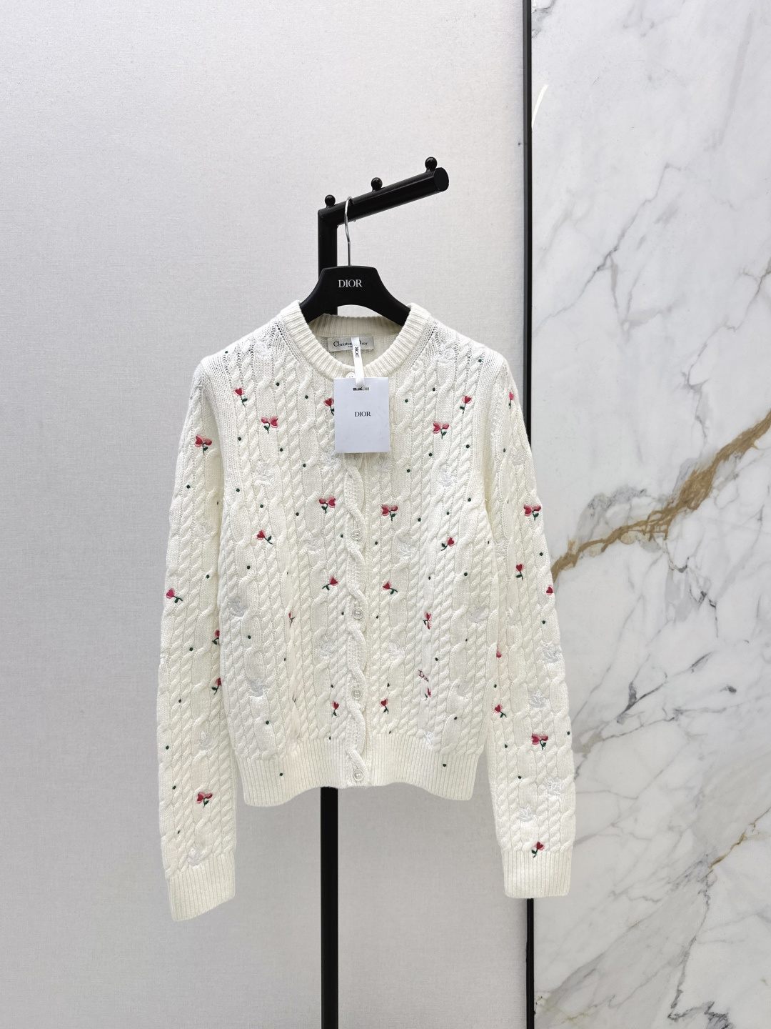 NO:736669,CD 26Ss————The latest Missd Garden World series embroidered knitted cardigan in early spring has three-dimensional positioning and exquisite flying pigeons and bird flowers. The details are full of girlishness. The cable knitting design on the placket is gentle and elegant. The classic version is not picky and can be easily controlled for commuting and leisure. A must-have high-end item for Bai Fumei. One color ready for sale sml,,19860909CD 26Ss————早春最新款Missd花园世界系列刺绣针织开衫定位立体刺绣精致飞鸽小鸟花朵细节满分 少女感爆棚 门襟绞花勾织设计温柔优雅 经典版型不挑人通勤休闲都能轻松驾驭 白富美必入高级单品 一色现货发售sml,,,Women's clothing