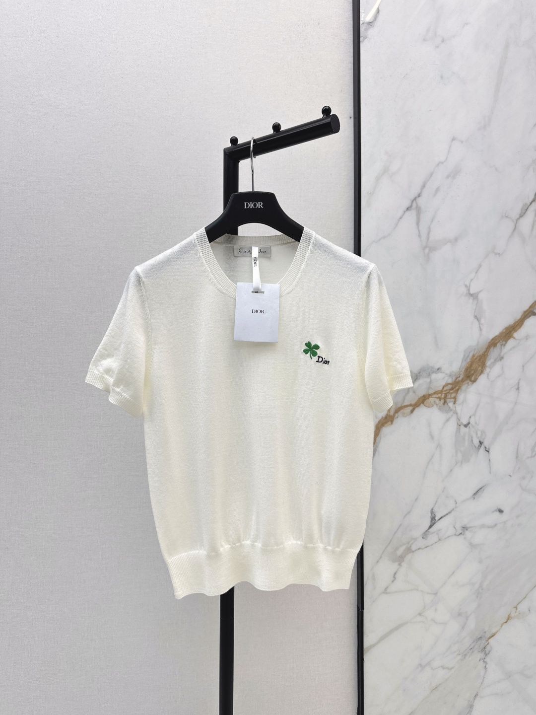 NO:736664,Zhou also has the same style CD 26Ss - the latest four-leaf clover short-sleeved sweater in early spring, lucky clover plus body wool yarn, early spring series, simple and clean design, not picky, easy to wear and versatile, exquisite three-dimensional embroidery of the four-leaf clover on the chest, brand logo embroidery, low-key and recognizable, just a necessity for daily wear, ready for sale in one color, sml,, T-shirt,19860909周也同款 CD 26Ss————早春最新款四叶草短袖针织衫幸运四叶草加身羊毛纱线 早春系列 简洁干净的设计 版型不挑人 好穿百搭 胸前四叶草的精致立体绣 品牌logo刺绣 低调有辨识度 日常穿搭刚需品 一色现货发售sml,,T-shirt,,Women's clothing