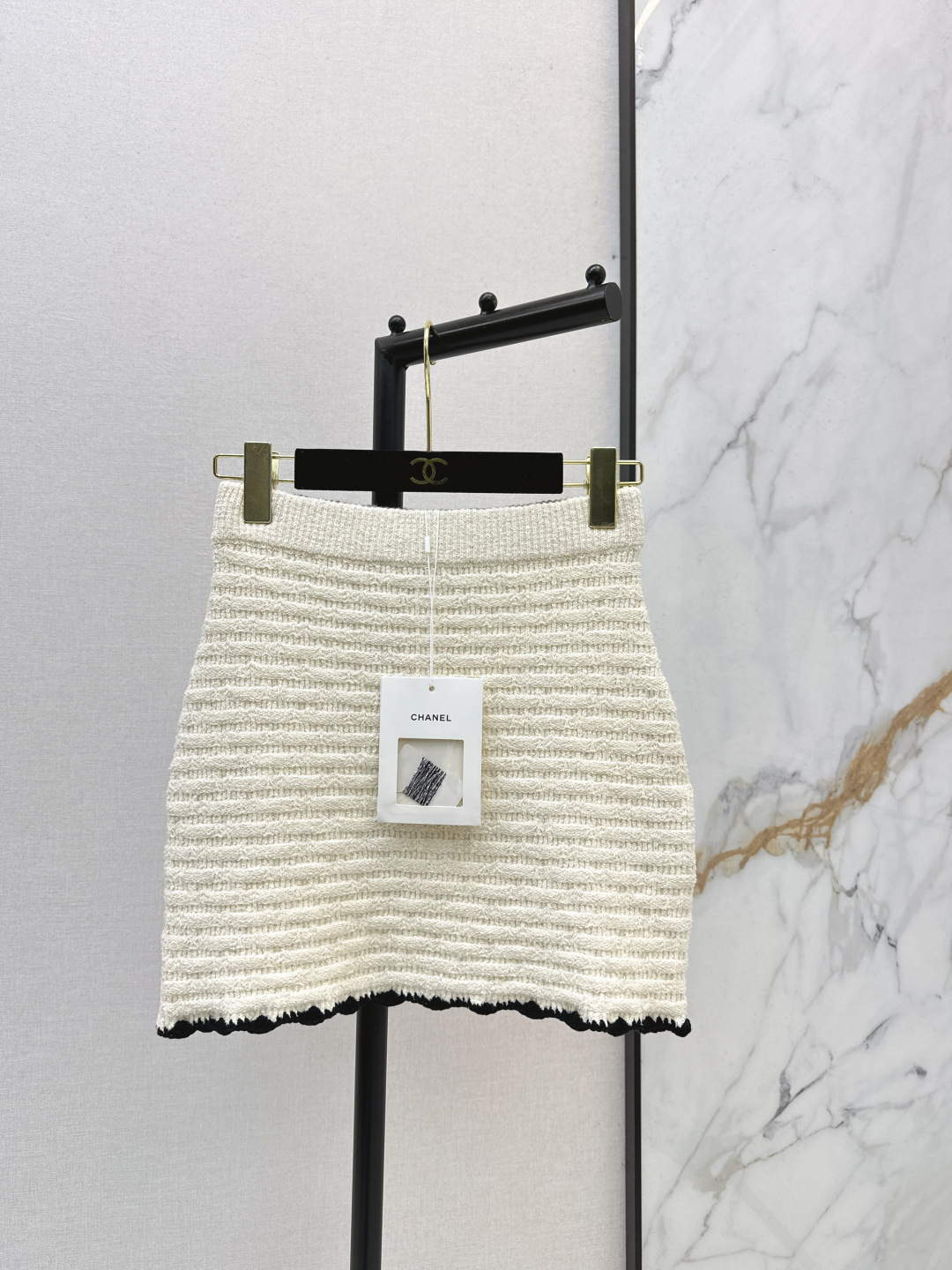 NO:737064,C Home 26Ss————The latest early spring knitted skirt is soft and elastic, super comfortable to wear! The skirt has contrasting wavy lace, simple and exquisite, full of details, high-waisted A-line version, modified waistline, slimming and versatile, can be easily controlled in daily or light formal occasions, easily creates an elegant temperament, comes with exquisite dust bag, two colors are available for sale now sml,,chanel,skirts,19860909C家 26Ss————早春最新款针织半身裙柔软有弹性 穿着超舒适!裙摆撞色波浪花边 简约又精致 细节满分 高腰A字版型 修饰腰线显瘦又百搭 日常或轻正式场合都能轻松驾驭 轻松打造优雅气质 配精致防尘袋 两色现货发售sml,,chanel,skirts,,Women's clothing