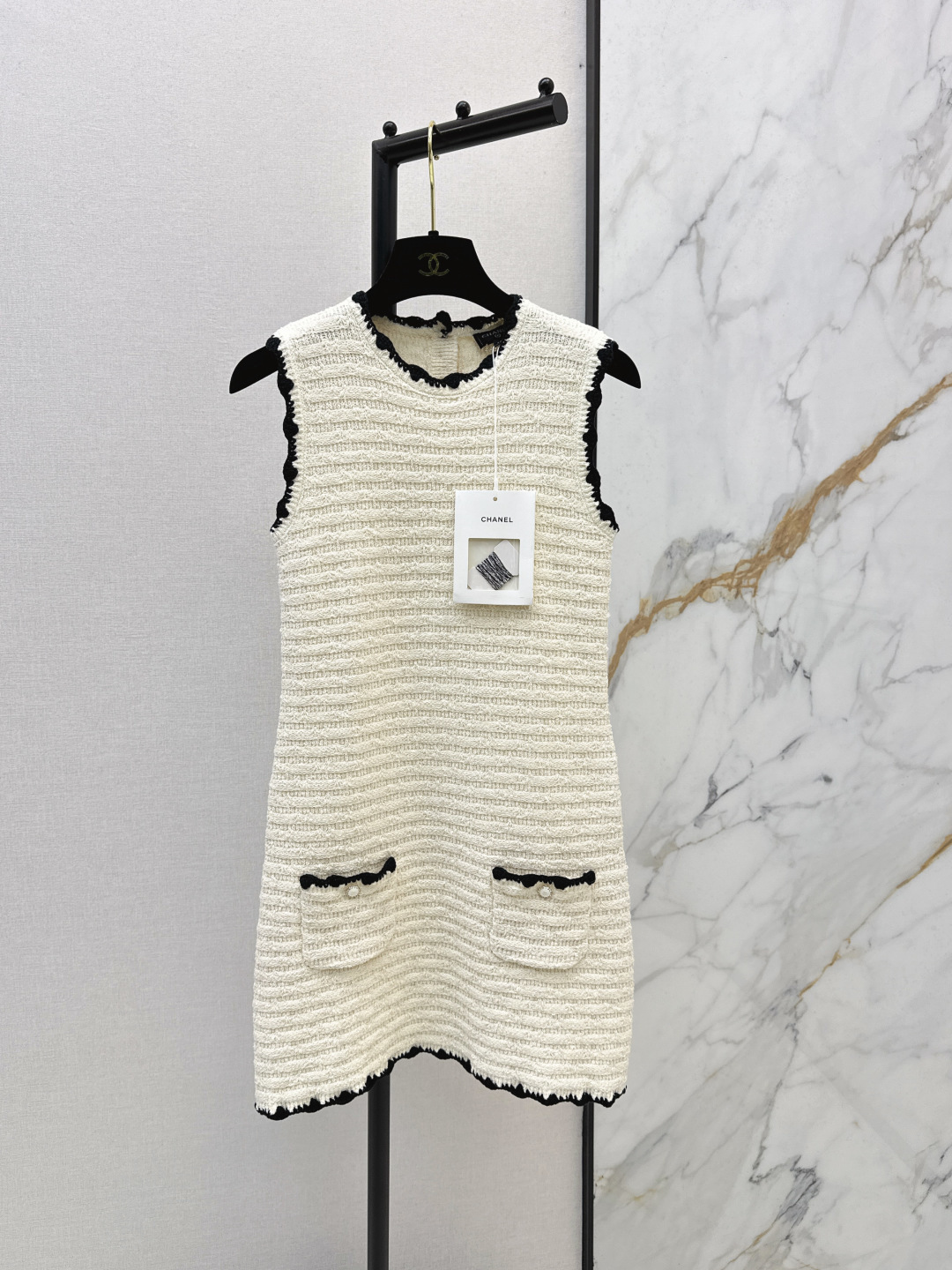 NO:737058,C Home 26Ss————The latest contrasting color woven round-neck knitted vest dress in early spring is made of custom-made wool yarn blending. The texture is high-end and breathable. The round-necked knitted vest dress is tailored. The whole body is made of fine crochet texture to outline the horizontal bar pattern line design. A high-end look. The neckline is made of knitted hook stitch craftsmanship to echo and can be worn alone or layered. The first choice for fashionable wear in all seasons. Comes with exquisite dust bag. Two colors available for sale sml, chanel, skirts,19860909C家 26Ss————早春最新款撞色编织圆领针织背心裙定制羊毛纱线混纺织造 质感高级透气 圆领针织背心裙剪裁 通体利用细密钩针肌理 勾勒出横杆花纹线条设计 高级感穿搭 领口采用编织勾针工艺相呼应单穿叠穿均可 四季时尚穿搭首选 配精致防尘袋 两色现货发售sml,,chanel,skirts,,Women's clothing