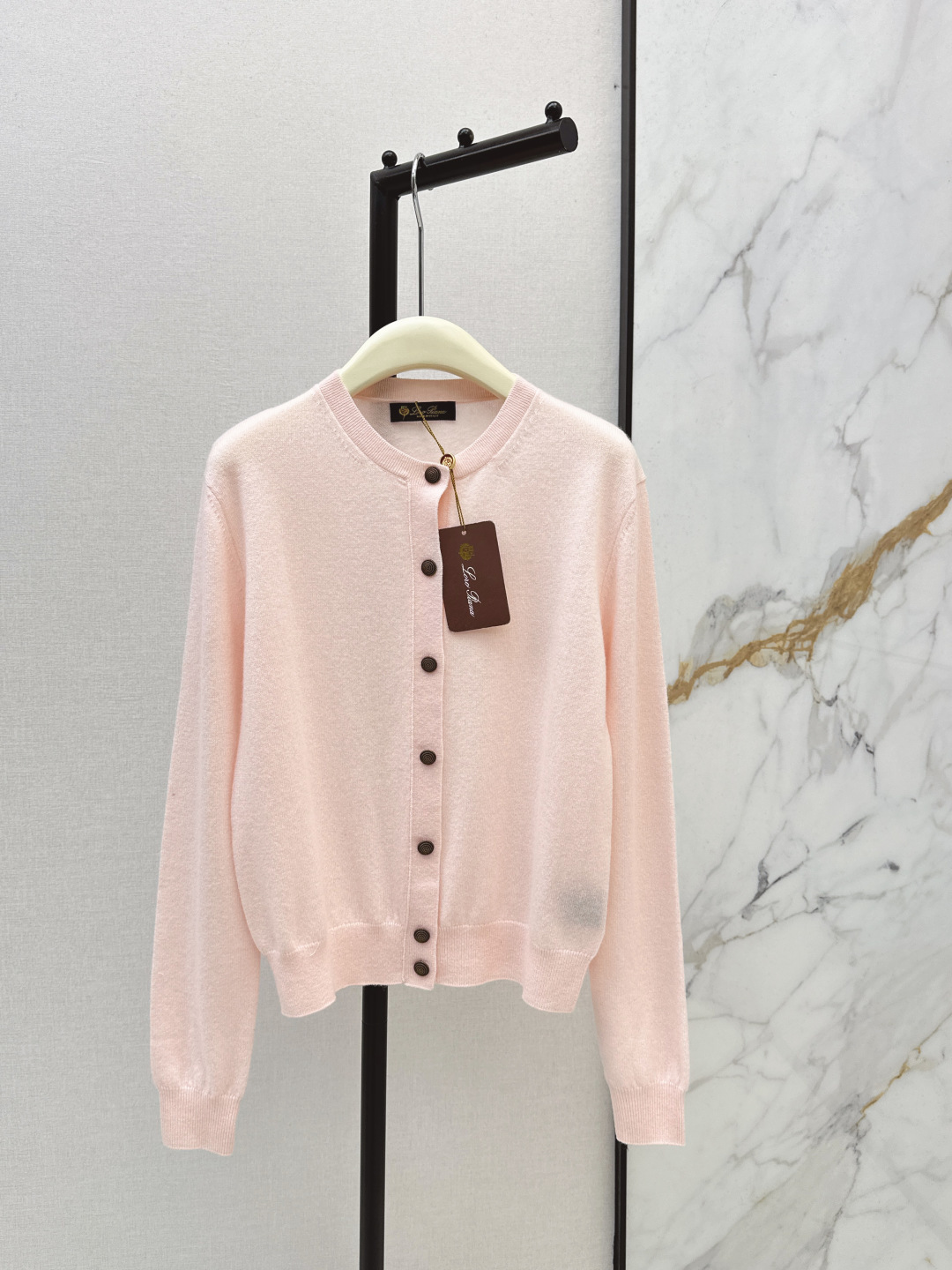 NO:737049,High intellectual sense of wear LP 26Ss - the latest old money style style in spring and summer. The round neck cashmere cardigan with temperament is a must-have for quality control. 100% imported cashmere heavyweight yarn has an incomparable texture. Simple and elegant. A must-have high-end item for white and rich beauty. The classic version is tall and slim. Elegant and versatile without being picky. One color ready for sale sml,, loro piana,19860909高知感穿搭 LP 26Ss————春夏最新款老钱风穿搭气质圆领羊绒开衫品质控必入 百分百进口羊绒重磅克重纱线质感无敌赞 简洁大气 白富美必备高级单品 经典版型上身高挑又显瘦 优雅百搭不挑人 一色现货发售sml,,loro piana,,Women's clothing