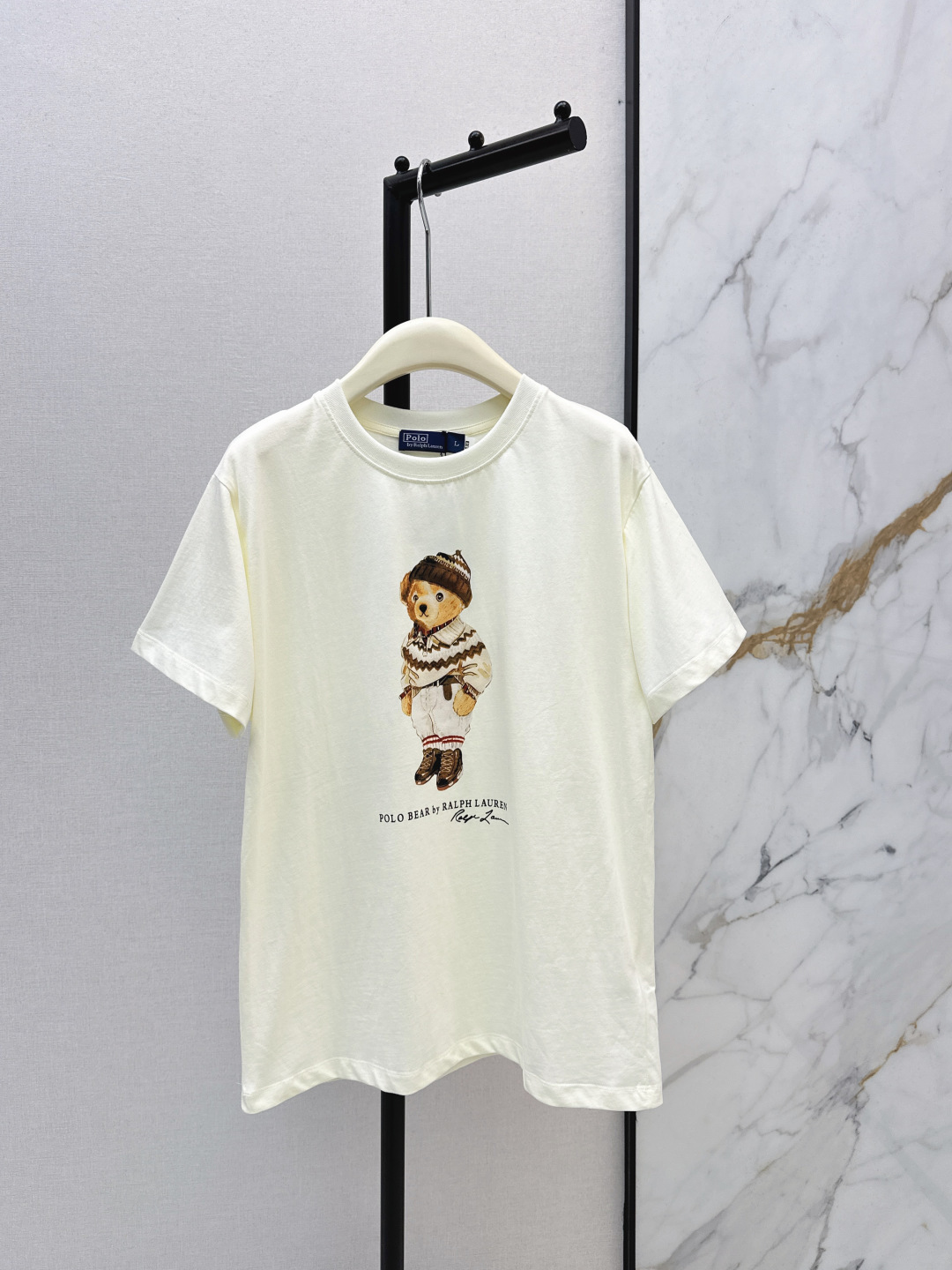 NO:737044,RL 26Ss————The latest casual T-shirt with American bear pattern in early spring. It is very dense and feels super good. It is really a hard-working one. The details are perfect. The regular version. The upper body is not picky at all. It is simple and generous. It instantly enhances the temperament. One color ready for sale, sml, tees, t-shirt,19860909RL 26Ss————早春最新款美式小熊图案休闲T恤 密度很高手感超好 真的费劲心血的一款 细节完美 常规版型 上身完全不挑人简单大方 瞬间提升气质 一色现货发售sml,,tees，t-shirt,,Women's clothing