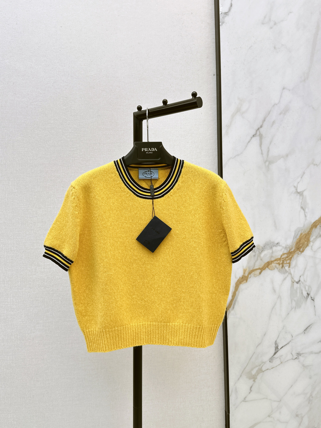 NO:737273,PD 26Ss————The latest cashmere short-sleeved knitted sweater in early spring is made of high-quality cashmere. It is soft and breathable. The main color is bright yellow + black and yellow contrasting stripes. It is full of vitality and highly recognizable. The short design shows off the body proportions. It can easily create a fashionable atmosphere. The knitting process is exquisite and the texture is high-end. It can be easily used for commuting and leisure. A practical and fashionable must-have item. One color ready for sale sml,, sweaters, T-shirt,19860909PD 26Ss————早春最新款山羊绒短袖针织毛衣采用高品质山羊绒 柔软又透气 明黄色主色+黑黄撞色条纹 活力满满 辨识度超高 短款设计超显身材比例 轻松打造时髦氛围感 针织工艺细腻 质感高级 通勤休闲都能轻松驾驭 实用又时髦的必备单品 一色现货发售sml,,sweaters,T-shirt,,Women's clothing