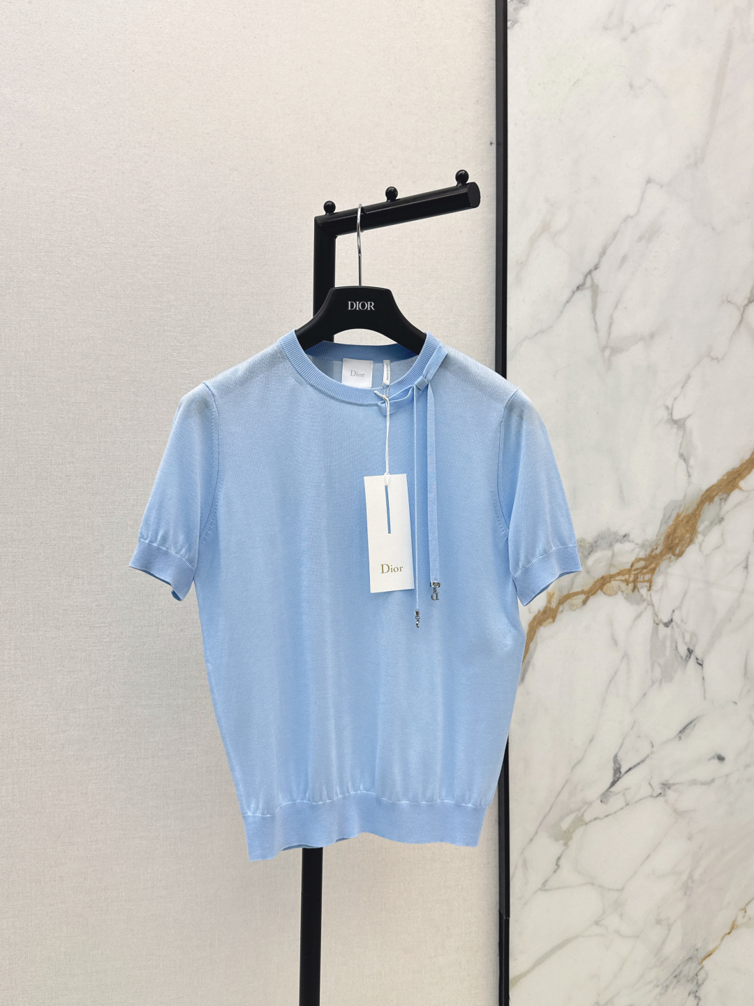 NO:737267,CD 26Ss————Early spring’s latest Miss D Garden World series lace-up bow-neck knitted short-sleeved sweater 18-pin imported mulberry silk yarn with exquisite texture and perfect metal pendant details. Gentle and elegant ice blue, full of girly feeling. The classic version can be easily used for commuting and leisure. Bai Fumei must-have high-end items. One color ready for sale sml,, sweaters, T-shirt,19860909CD 26Ss————早春最新款Miss D花园世界系列系带蝴蝶结领针织短袖毛衣18针进口桑蚕丝纱线质感细腻 金属吊饰细节满分 温柔优雅的冰蓝色 少女感爆棚 经典版型不挑人通勤休闲都能轻松驾驭 白富美必入高级单品 一色现货发售sml,,sweaters,T-shirt,,Women's clothing