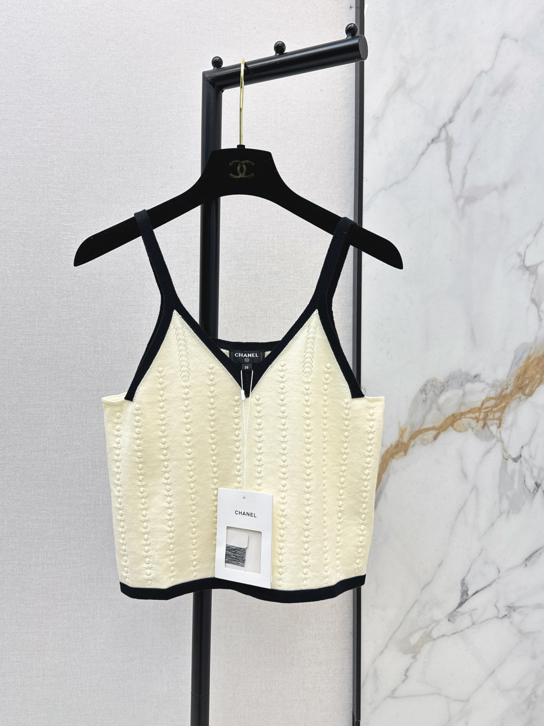 NO:737376,C Home 26Ss————The latest spring and summer style contrasting edged V-neck sling, custom-dyed yarn, custom chapter embroidery logo, German imported machine craftsmanship, black trim outlines the classic double C logo, simple and elegant, exquisite embroidery details, perfect texture, super refreshing for summer, comfortable and fashionable, three colors ready for sale sml,,chanel,19860909C家 26Ss————春夏最新款撞色镶边V领吊带定制定染色纱线 定制章仔刺绣logo 德国进口机工艺黑色边饰勾勒经典双C标志 简约优雅 精致刺绣细节质感满分 夏天穿超清爽 舒适又时髦 三色现货发售sml,,chanel,,Women's clothing