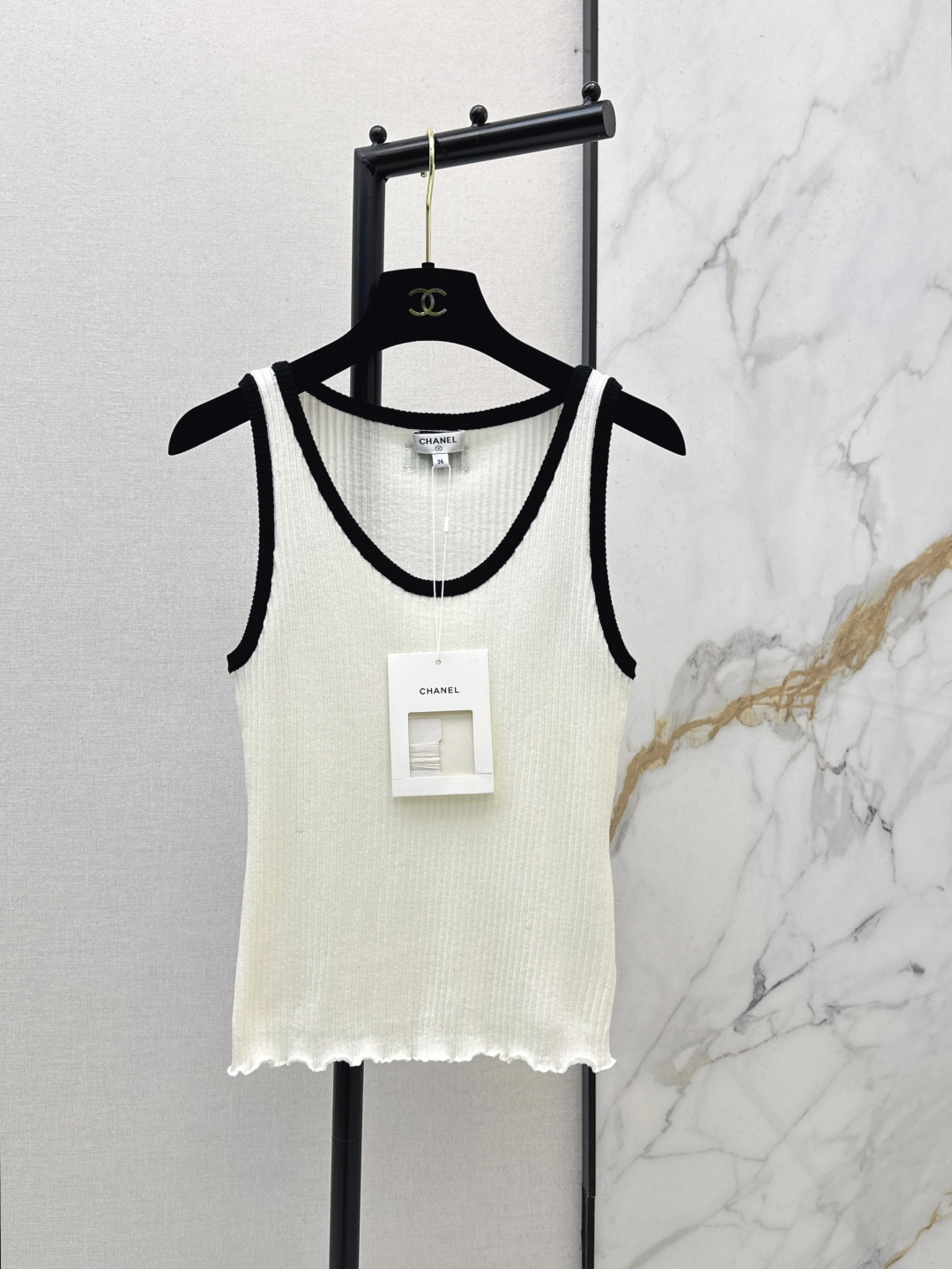 NO:737373,Coco Girl Outfits C Home 26Ss————The latest spring and summer handmade workshop series white moonlight knitted U-neck vest is a versatile artifact. It has an age-reducing and fashionable temperament. Contrast color lock design. Swiss weaving technology. Imported pure cotton yarn has a delicate and comfortable texture. The version is not picky and makes the upper body look slimmer. One color ready for sale sml,,chanel,19860909Coco女孩穿搭 C家 26Ss————春夏最新款手工坊系列白月光针织U领背心百搭神器 气质减龄又时髦 撞色锁边设计瑞士机织工艺进口纯棉纱线质感细腻舒适 版型不挑人上身巨显瘦 一色现货发售sml,,chanel,,Women's clothing