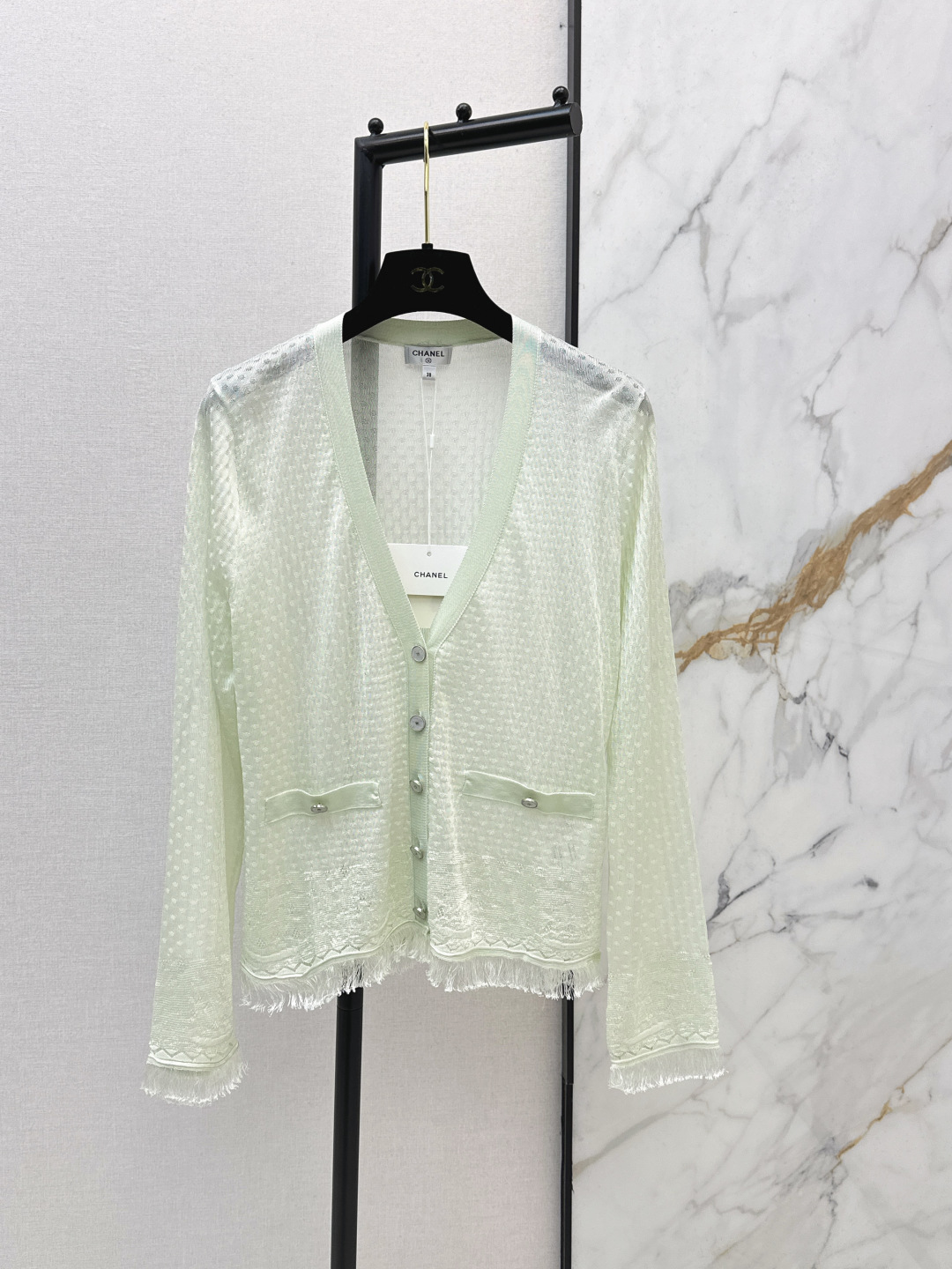 NO:737370,C Home 26Ss————The latest light green knitted cardigan in early spring is light and breathable. It is super comfortable to wear in spring and summer. V-neck + fringed hem. Retro and elegant. The metal button details on the front are perfect. The light green tone is fresh and soft. It goes well with skirts or high-waisted pants. It can easily create a French atmosphere. It can be easily controlled for daily commuting and leisure. Comes with exquisite dust bag. One color ready for sale sml,,chanel,skirts,19860909C家 26Ss————早春最新款浅绿色针织开衫轻薄透气 春夏穿超舒服 V领+流苏下摆 复古又优雅 正面金属纽扣细节满分 浅绿色调清新柔和 搭配裙装或高腰裤都很出彩 轻松打造法式氛围感 日常通勤休闲都能轻松驾驭 配精致防尘袋 一色现货发售sml,,chanel,skirts,,Women's clothing