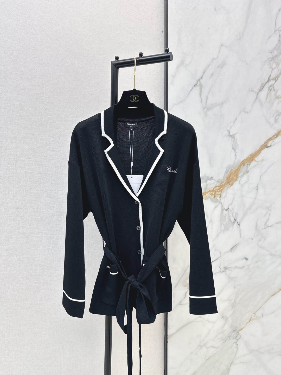 NO:737367,C Home 26Ss - the latest early spring black lazy cardigan with contrasting edges. Classic black and white color + white piping. Simple, elegant and recognizable. Soft knitted fabric, comfortable to wear. Front button closure. Adjustable belt. Practical and beautiful. Logo embroidery on the left chest. The details are full of brand sense. Fashionable and versatile. Easily matched with high heels or casual shoes. Can be worn casually or formally. Comes with exquisite dust bag.  One color ready for sale sml,,chanel,high heels,19860909C家 26Ss———早春最新款撞色镶边黑色慵懒开衫 经典黑白配色+白色滚边 简约优雅又有辨识度 柔软针织面料穿着舒适 正面纽扣开合 腰带可调节 实用又美观 左胸logo刺绣 细节满分品牌感十足 时髦又百搭 轻松搭配高跟鞋或休闲鞋 慵懒or正式都能hold住 配送精致防尘袋 一色现货发售sml,,chanel,high heels,,Women's clothing