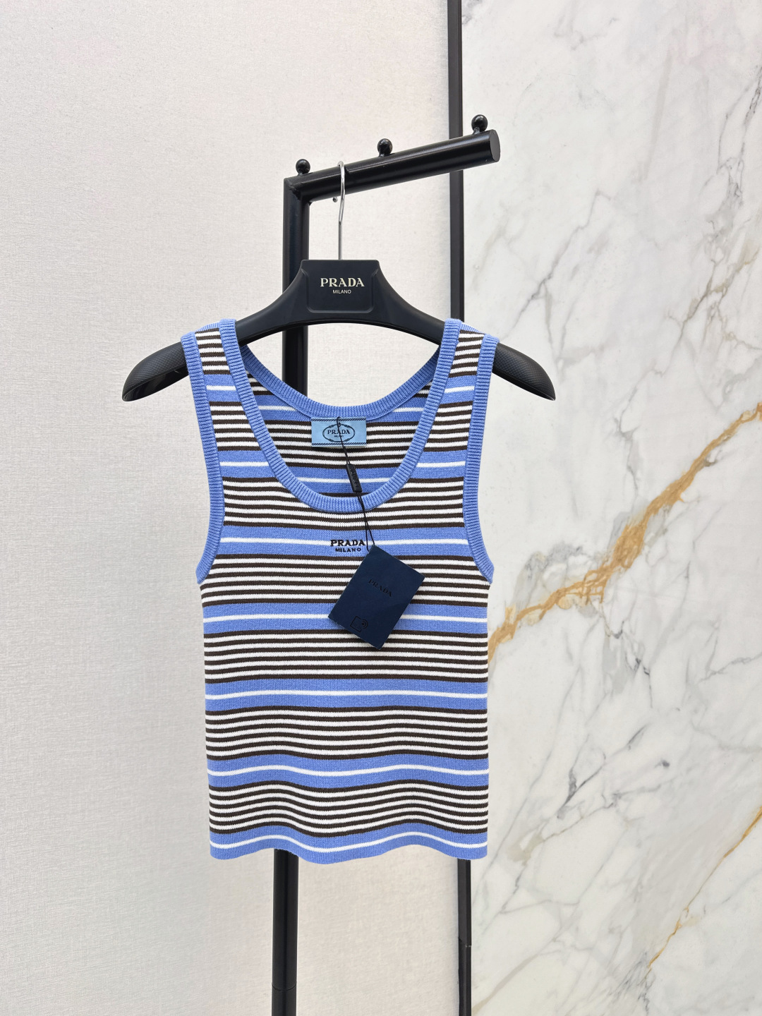 NO:737364,PD 26Ss————The latest striped knitted vest in early spring is made of soft knitted fabric. It is comfortable and close-fitting to wear. The blue-purple + brown and white stripe design is simple and recognizable. The logo on the chest is very brand-like. The sleeveless style is OK to wear alone or as an inner layer in spring and summer. It can be easily matched with jeans and casual pants. It can be easily used for daily outings and vacations. Fashionable and versatile. Available in one color. sml,,jeans,19860909PD 26Ss————早春最新款条纹针织背心采用柔软针织面料 穿着舒适贴身 蓝紫+棕白条纹设计 简约又有辨识度 胸前logo标志超有品牌感 无袖款式春夏单穿或内搭都很OK 轻松搭配牛仔裤休闲裤 日常出街 度假都能轻松驾驭 时髦又百搭 一色现货发售sml,,jeans,,Women's clothing