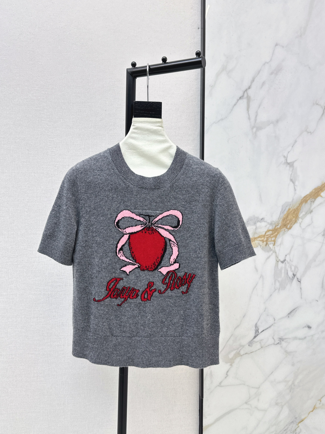 NO:737361,Fashion meter 26Ss - the latest Lucky Fruit co-branded short-sleeved sweater in early spring. Gray body with red Lucky Fruit + bow jacquard pattern to easily create a casual atmosphere. Round neck and loose fit. It is OK to wear alone or layered. The overall style is sweet and cool. It is very suitable for creating a girly look. One color ready for sale sml,, T-shirt,19860909时髦计 26Ss————早春最新款幸运果联名短袖针织衫 灰色衣身配红色幸运果+蝴蝶结提花图案轻松打造休闲氛围 圆领宽松版型 单穿或内搭都很OK 整体风格甜酷兼备 非常适合打造元气少女感造型 一色现货发售sml,,T-shirt,,Women's clothing