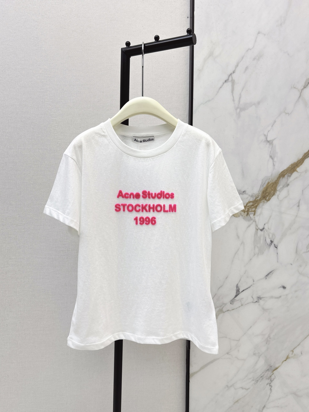 NO:737612,Anc~E 26Ss————The latest logo letter flocked T-shirt in early spring. It has a high density and feels super good. It is a really hard-working one. The details are perfect. The regular version. The upper body is not picky at all. It is simple and generous. It instantly enhances the temperament. Two colors are available for sale in sml, tees and t-shirt.19860909Anc～E 26Ss————早春最新款logo字母植绒T恤 密度很高手感超好 真的费劲心血的一款 细节完美 常规版型 上身完全不挑人简单大方 瞬间提升气质 两色现货发售sml,,tees，t-shirt,,Women's clothing