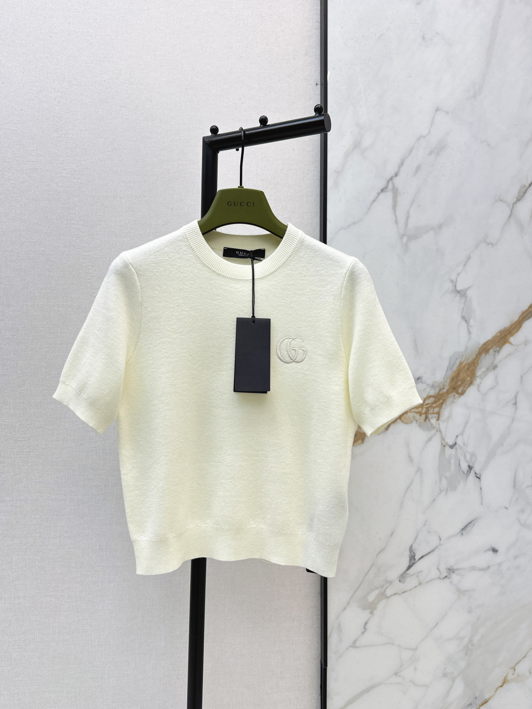 NO:737610,Gu 26Ss————The latest logo embroidered round neck short-sleeved sweater in early spring has a simple and elegant design. It is very classic and reveals a sense of high-end in simplicity. It has a retro Italian style. It can be used for daily commuting and dating out. Proper matching can enhance the overall exquisiteness and fashion. Two colors are available for sale sml, sweaters, T-shirt,19860909Gu 26Ss————早春最新款logo刺绣圆领短袖毛衣简单大气的设计 非常经典 简约中透露着高级感 自带复古意式风情 日常通勤约会出街都可 搭配得当可以提升整个精致时髦度 两色现货发售sml,,sweaters,T-shirt,,Women's clothing