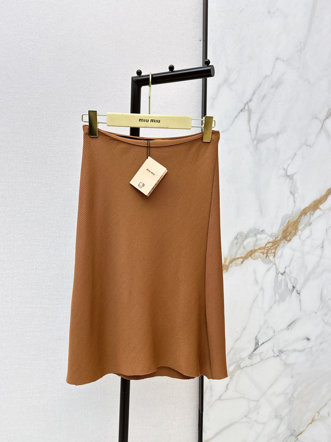 NO:737608,Miu 26Ss - the latest brown knitted skirt in early spring with a high-waisted A-line shape that is slim and slim. It can easily elongate the body proportions. The knitted fabric is soft and elastic. It is comfortable and fit to wear. It is suitable for daily commuting. The skirt is simple and decorated with brand tags. It is low-key and textured. Pair it with a shirt, sweater or windbreaker. It can easily create a retro or modern style. A must-have for autumn. One color ready for sale sml,, miumiu, skirts, shirts,19860909Miu 26Ss———早春最新款棕色针织半身裙高腰A字版型修身显瘦 轻松拉长身材比例 针织面料柔软有弹性 穿着舒适贴合 通勤日常都很适合 裙身简约品牌标签点缀细节 低调又有质感 搭配衬衫针织衫或风衣 轻松打造复古or现代风格 秋季穿搭必备 一色现货发售sml,,miumiu,skirts,shirts,,Women's clothing