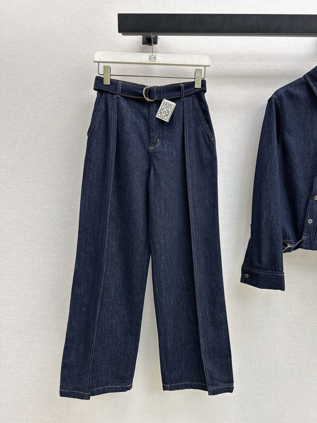 NO:737606,Loe 26Ss————The latest casual denim suit for early spring, diagonal-breasted denim shirt + belt-embellished wide-leg trousers. Customized denim fabric has good breathability. Uniform retro dark blue adds texture. Bias-cut front hem and asymmetrical perforated fabric elastic band adjustment. Full sense of deconstructed design. Paired with lower body belt jeans. Leather label on the back waist highlights the style. Wide legs modify the legs to make the legs more relaxed. Three-dimensional cutting makes the posture upright and neat. Complete set with fashionable style. Developed in one color.  Ready for sale sml,,loewe,jeans,shirts,19860909Loe 26Ss————早春最新款休闲牛仔套装斜排扣牛仔衬衫+腰带装饰阔腿长裤 定制牛仔面料透气性佳 均匀复古深蓝更显质感 前襟斜裁下摆不对称穿孔本布松紧带调节 解构设计感十足 搭配下半身腰带牛仔裤 后腰皮标凸显格调 阔腿修饰腿部更显松弛 立体裁剪让身姿挺拔利落 成套搭配时髦洋气 一色分开发 现货发售sml,,loewe,jeans,shirts,,Women's clothing