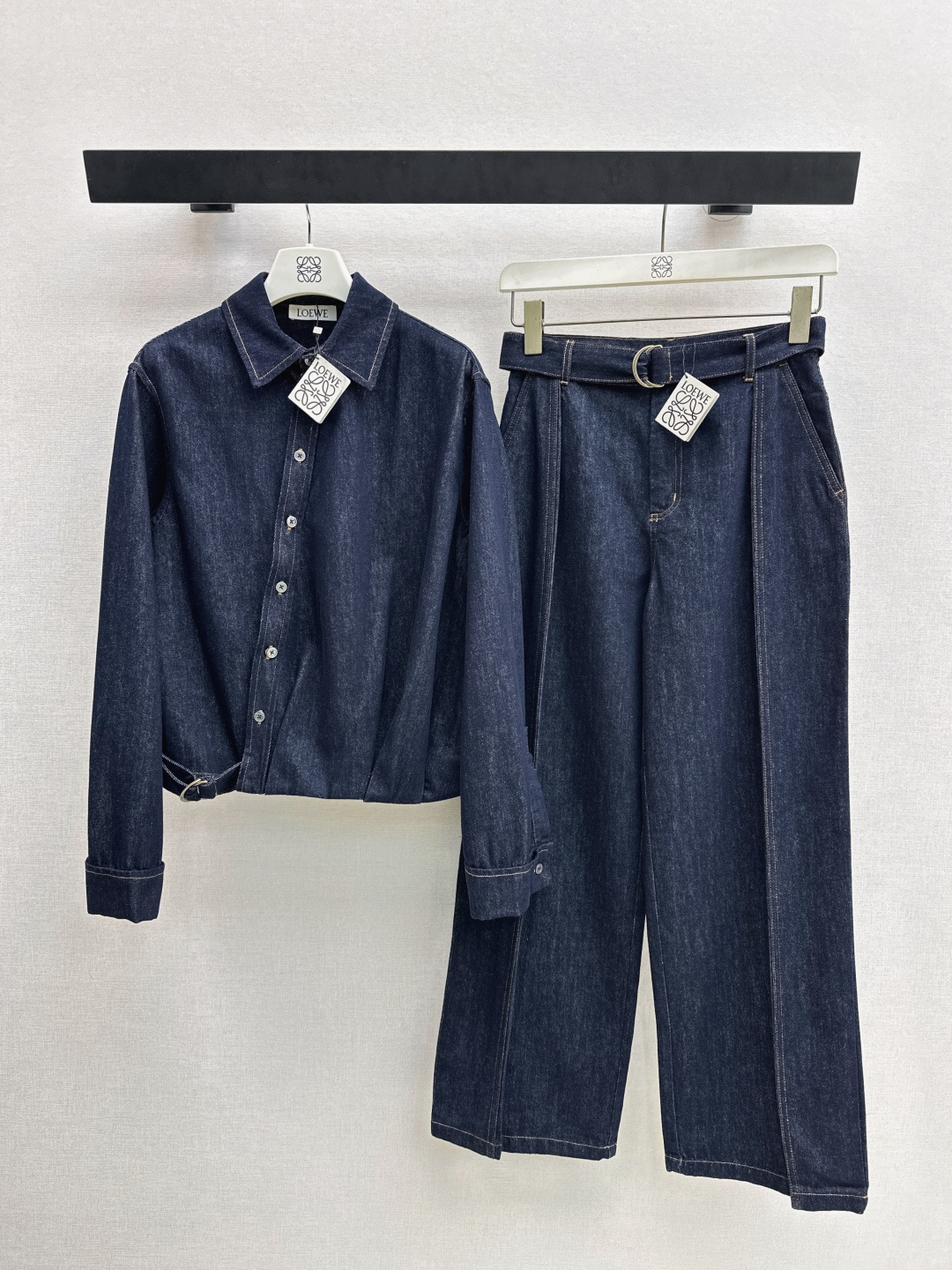 NO:737604,Loe 26Ss————The latest casual denim suit for early spring, diagonal-breasted denim shirt + belt-embellished wide-leg trousers. Customized denim fabric has good breathability. Uniform retro dark blue adds texture. Bias-cut front hem and asymmetrical perforated fabric elastic band adjustment. Full sense of deconstructed design. Paired with lower body belt jeans. Leather label on the back waist highlights the style. Wide legs modify the legs to make the legs more relaxed. Three-dimensional cutting makes the posture upright and neat. Complete set with fashionable style. Developed in one color.  Ready for sale sml lining,,loewe,jeans,shirts,19860909Loe 26Ss————早春最新款休闲牛仔套装斜排扣牛仔衬衫+腰带装饰阔腿长裤 定制牛仔面料透气性佳 均匀复古深蓝更显质感 前襟斜裁下摆不对称穿孔本布松紧带调节 解构设计感十足 搭配下半身腰带牛仔裤 后腰皮标凸显格调 阔腿修饰腿部更显松弛 立体裁剪让身姿挺拔利落 成套搭配时髦洋气 一色分开发 现货发售sml 衬,,loewe,jeans,shirts,,Women's clothing