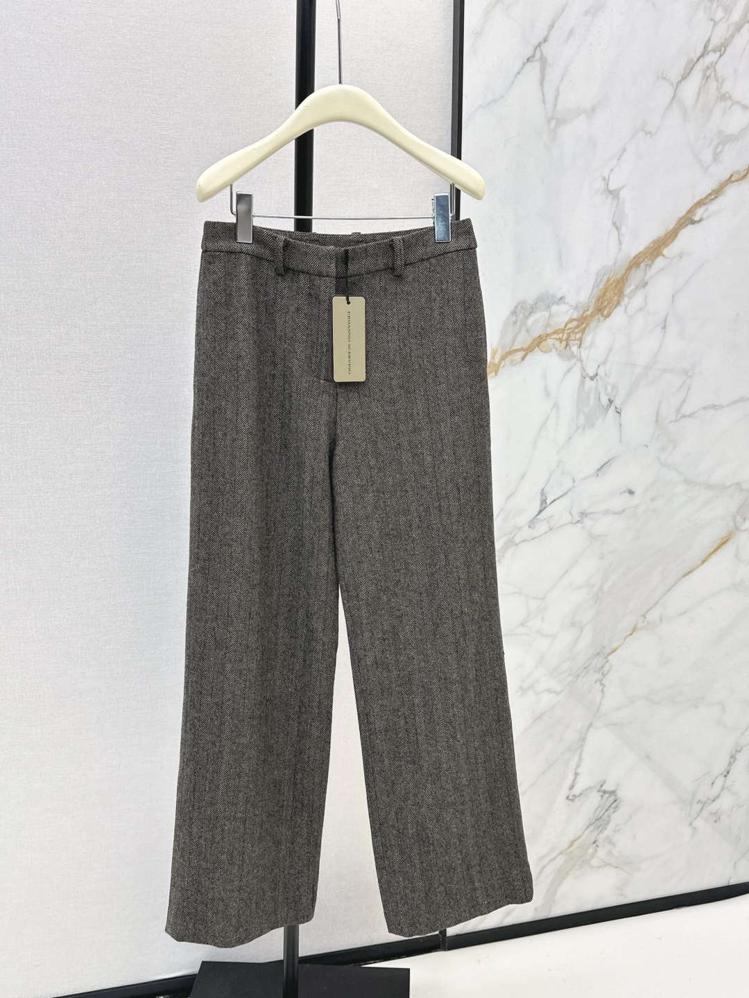NO:737602,Minimalist and high-intellectual outfit Es 26Ss - the latest chic and handsome high-end herringbone trousers in early spring. High-waisted wide-leg trousers with legs below the chest. Customized imported wool herringbone fabric. The texture is quite wide and thick. The low-key luxury design is great. Highly recommended for classic and versatile items. The three-dimensional tailoring version makes the upper body slim and tall. Recommend a series of matching. One color ready for sale sml,,19860909极简高智感穿搭 Es 26Ss————早春最新款潇洒帅气的高级人字纹西裤高腰阔腿裤型胸以下全是腿 定制进口羊毛人字纹面料 质感挺阔厚实 低调奢华设计感超赞 强烈推荐经典百搭单品 立体剪裁版型上身显瘦又高挑 推荐一系列搭配 一色现货发售sml,,,Women's clothing