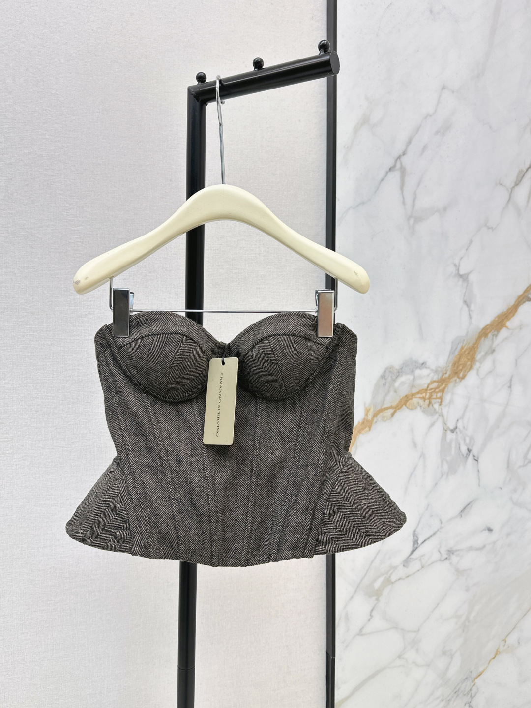 NO:737600,Minimalist and high-intellectual outfit Es 26Ss————The latest fishbone tube top in early spring with a three-dimensional fishbone waist design. The custom-made imported wool herringbone fabric has a wide and thick texture. The texture is great. Highly recommended as a classic and versatile item. The three-dimensional tailoring version makes the upper body slim and tall. The customized lining has a delicate texture. Recommend a series of combinations. One color ready for sale sml,,19860909极简高智感穿搭 Es 26Ss————早春最新款鱼骨抹胸上衣立体鱼骨收腰版型 定制进口羊毛人字纹面料质感挺阔厚实 质感超赞 强烈推荐经典百搭单品 立体剪裁版型上身显瘦又高挑 定制里衬质感细腻 推荐一系列搭配 一色现货发售sml,,,Women's clothing