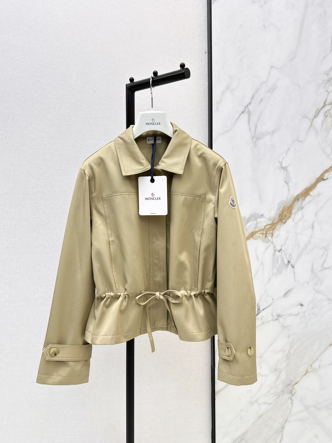 NO:737595,Exclusive model ~ Mc 26Ss - the latest early spring style short windbreaker jacket with drawstring waist design. It can be worn in two ways: loose straight or waisted. It is warm and fashionable in khaki + versatile black color. It matches well. The windbreaker fabric is relatively stiff and thick. The details of drawstring and hardware accessories are extra points. It has a high-end feel. Two colors are available for sale now. sml,,jackets & coats,19860909独家款～ Mc 26Ss————早春最新款腰部抽绳收腰设计短款风衣外套 松身直筒和收腰两种穿法 既有温暖感又时髦的卡其色+百搭黑色系 很好搭配 比较挺括厚实的风衣面料 抽绳和五金配件细节加分 高级感满满 两色现货发售sml,,jackets & coats,,Women's clothing