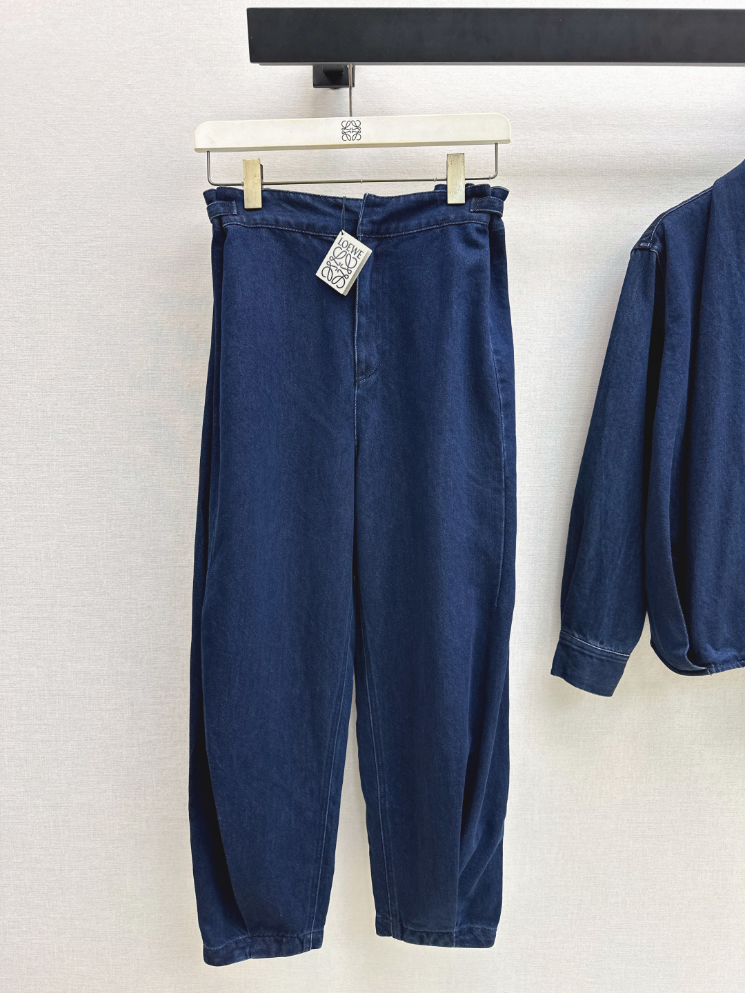 NO:738035,Loe 26Ss————The latest pleated design denim series suit in early spring with pleated lapel denim shirt + tapered jeans. This set is so beautiful. Heavy tailoring. It has a capital sense of temperament. It has a design personality. It is OK whether it is a set or worn separately. One color is developed separately. Ready for sale sml,,loewe,jeans,shirts,19860909Loe 26Ss————早春最新款褶皱设计牛仔系列套装褶皱翻领牛仔衬衫+锥形牛仔裤 这一套太好看了啊 重工剪裁 大写的气质感 很有设计个性 不管是一套搭配或者分开穿都OK 一色分开发 现货发售sml,,loewe,jeans,shirts,,Women's clothing