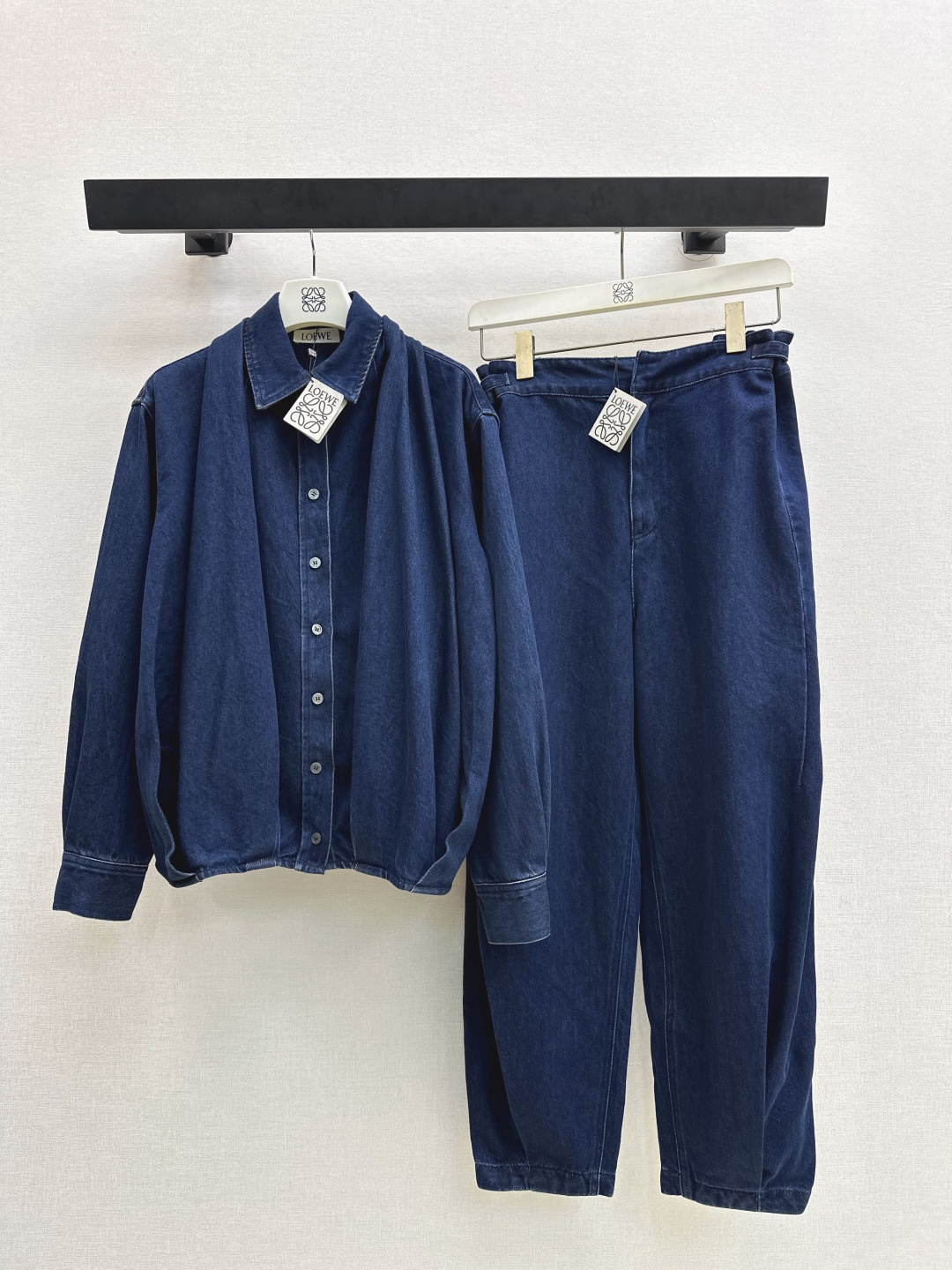 NO:738032,Loe 26Ss————The latest pleated design denim series suit in early spring, pleated lapel denim shirt + tapered jeans. This set is so beautiful. Heavy tailoring, capital temperament, very design personality, it is OK whether it is a set or worn separately. One color is developed separately. Ready for sale sml shirts,,loewe,jeans,shirts,19860909Loe 26Ss————早春最新款褶皱设计牛仔系列套装褶皱翻领牛仔衬衫+锥形牛仔裤 这一套太好看了啊 重工剪裁 大写的气质感 很有设计个性 不管是一套搭配或者分开穿都OK 一色分开发 现货发售sml 衬衫,,loewe,jeans,shirts,,Women's clothing