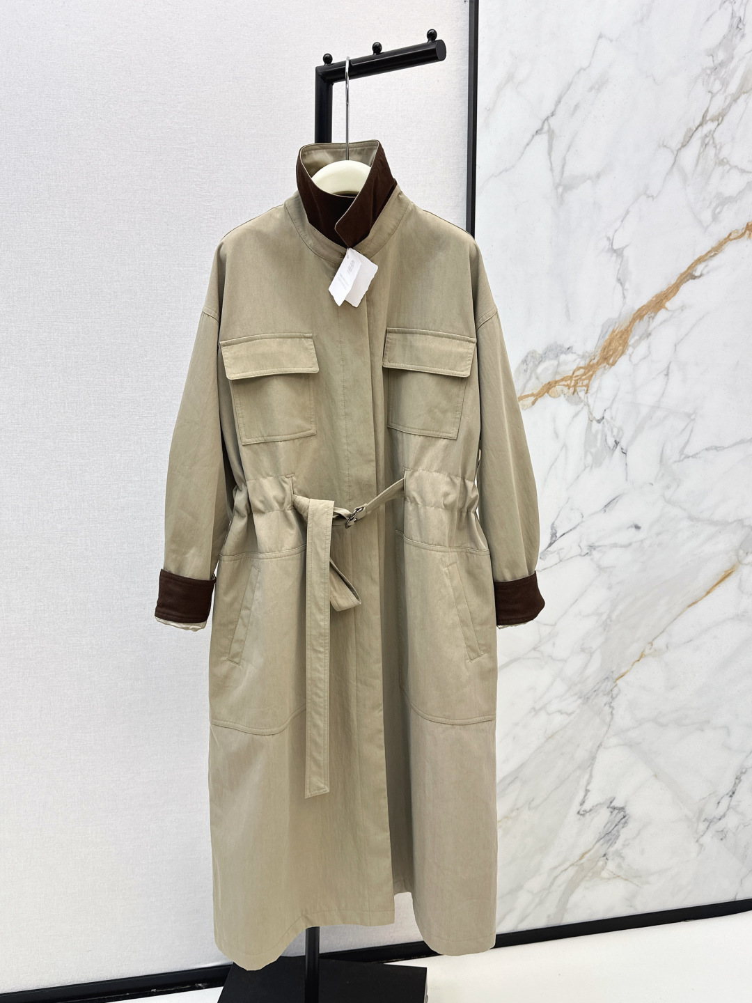 NO:738029,Italian minimalist style Bc 26Ss————The latest long style off-shoulder windbreaker in early spring. This year’s autumn and winter battle clothes are enhanced by windbreakers. They are elegant and rustic, elegant and intellectual. Dropped shoulder design modifies the shoulder line and shows right-angled shoulders. It elongates the visual sense of the entire body. Single-breasted simple design. Overall unobtrusive. Hidden sense of temperament. One color ready for sale sml,,19860909意式极简风 Bc 26Ss————早春最新款长款落肩风衣 今年秋冬的战衣是靠风衣加持的 又A又飒 优雅又知性 落肩设计 修饰肩线 显直角肩 拉长整个身材视觉感 单排扣简约设计 整体不张扬 暗藏的气质感 一色现货发售sml,,,Women's clothing