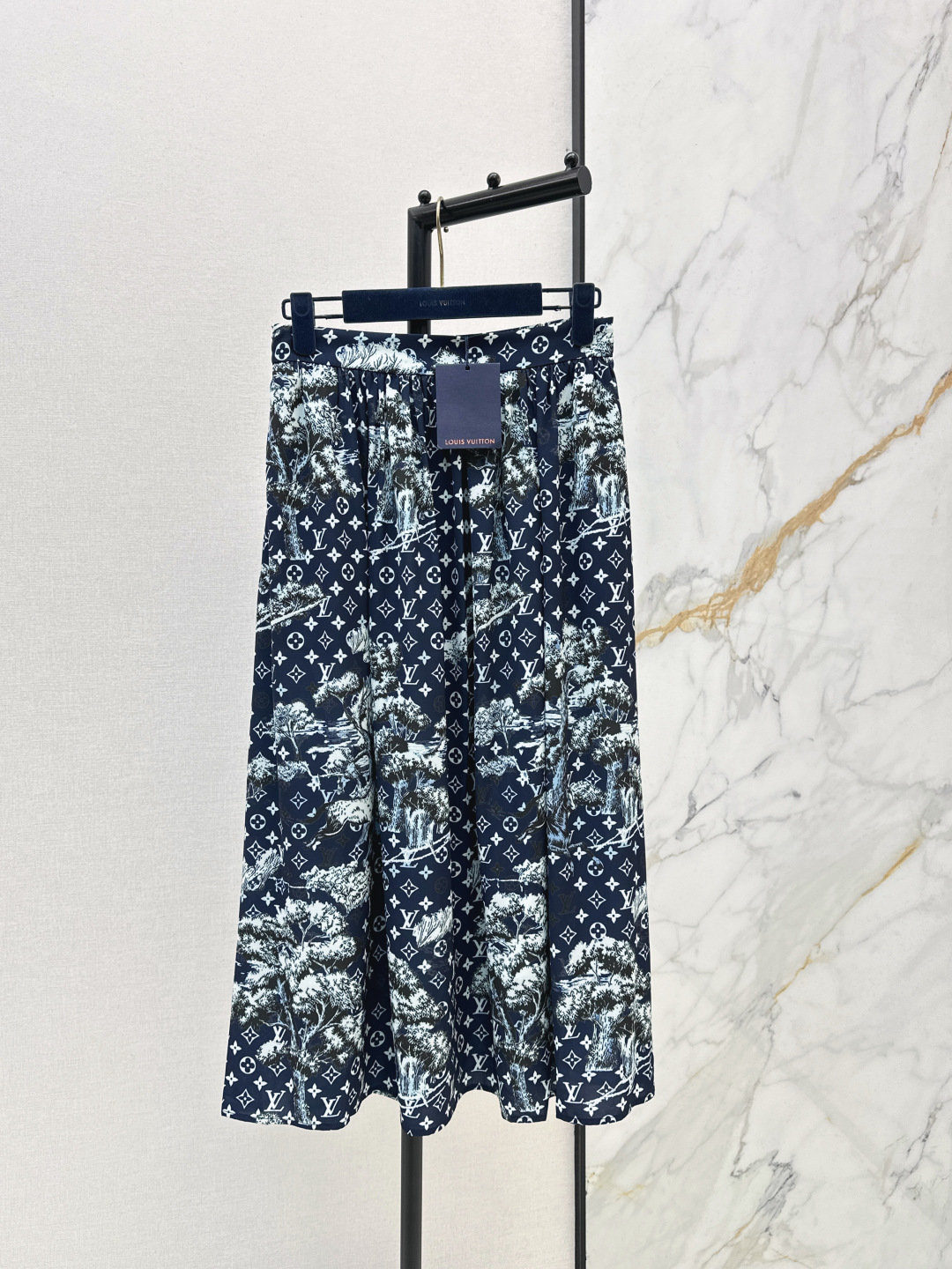 NO:738437,L's 26Ss - the latest early spring all-over presbyopia print skirt. A pleated skirt with a sweet and high-end temperament. It is indispensable to have such a fashionable and easy-to-wear skirt to create a concave shape. The texture of the imported fabric is super comfortable. It is a lady-like girl style. It is elegant and high-end. It is super stylish. One color ready for sale sml,, louis vuitton, skirts,19860909L家 26Ss————早春最新款满幅老花印花半裙 气质甜美高级的百褶半身裙 算是也少不了这样时髦好穿的半裙来凹造型 进口面料质感超舒适 名媛少女风 优雅又高级 超级有范儿 一色现货发售sml,,louis vuitton,skirts,,Women's clothing