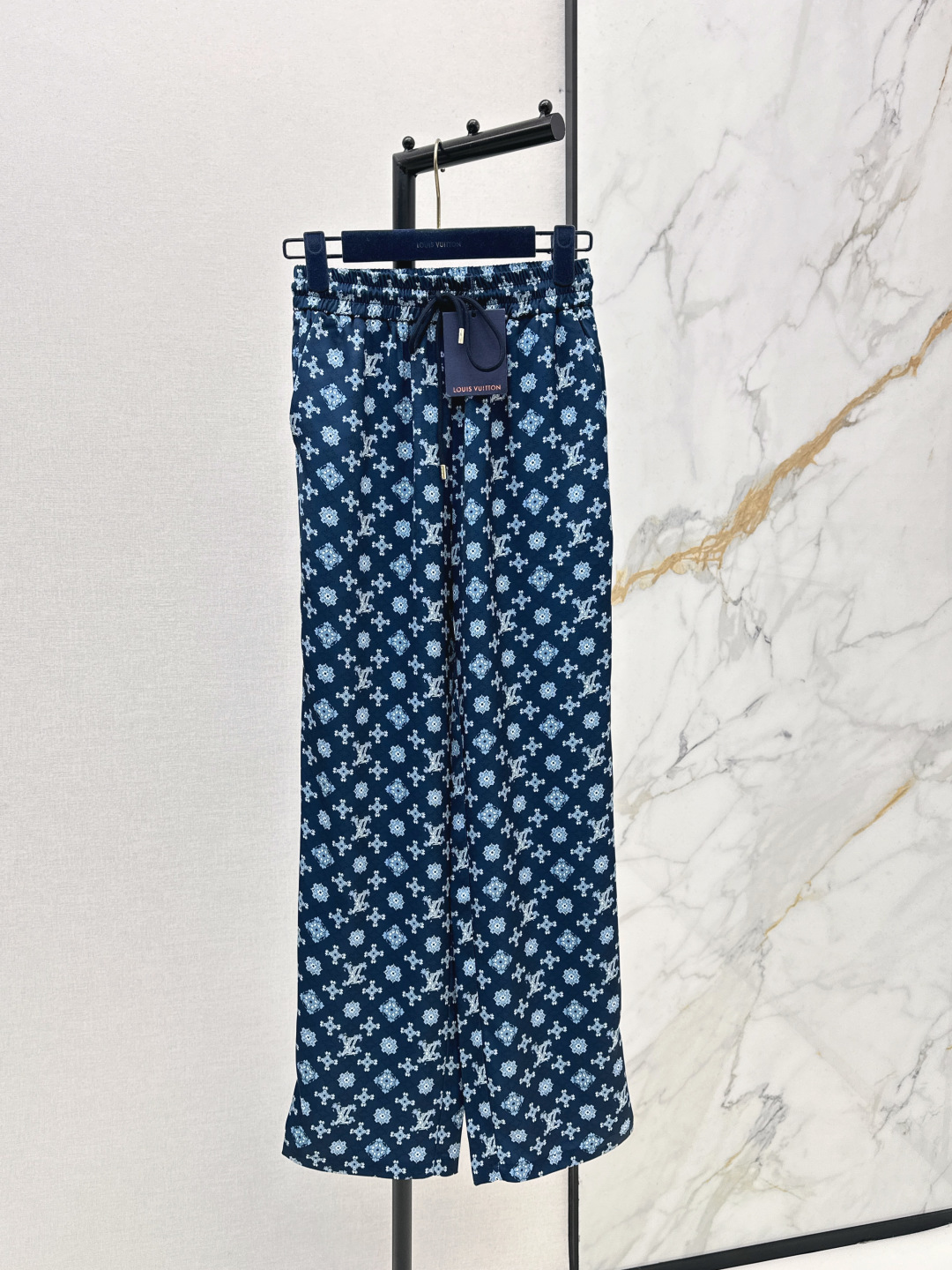 NO:738435,L's 26Ss - the latest early spring elastic waist straight trousers with full logo prints. The upper body is full of fashion and high-end. It has a huge style and has its own aura. Ultra-light fabric. The texture is very nice, fashionable and high-end. The color is super positive. The upper body is white and slim. A classic series with its own beauty. You can walk with wind and the upper body is full of aura. The length is just right. Two colors are on sale now. sml,, louis vuitton,19860909L家 26Ss————早春最新款满副logo印花图案松紧腰直筒长裤 上身就是满满的时髦高级感 巨拉风 自带气场 超轻薄面料 质感很奈斯 时髦又高级 颜色超级正 上身显白又显瘦 自带美感的经典系列 走路都带风上身气场全开 长度恰到好处 两色现货发售sml,,louis vuitton,,Women's clothing