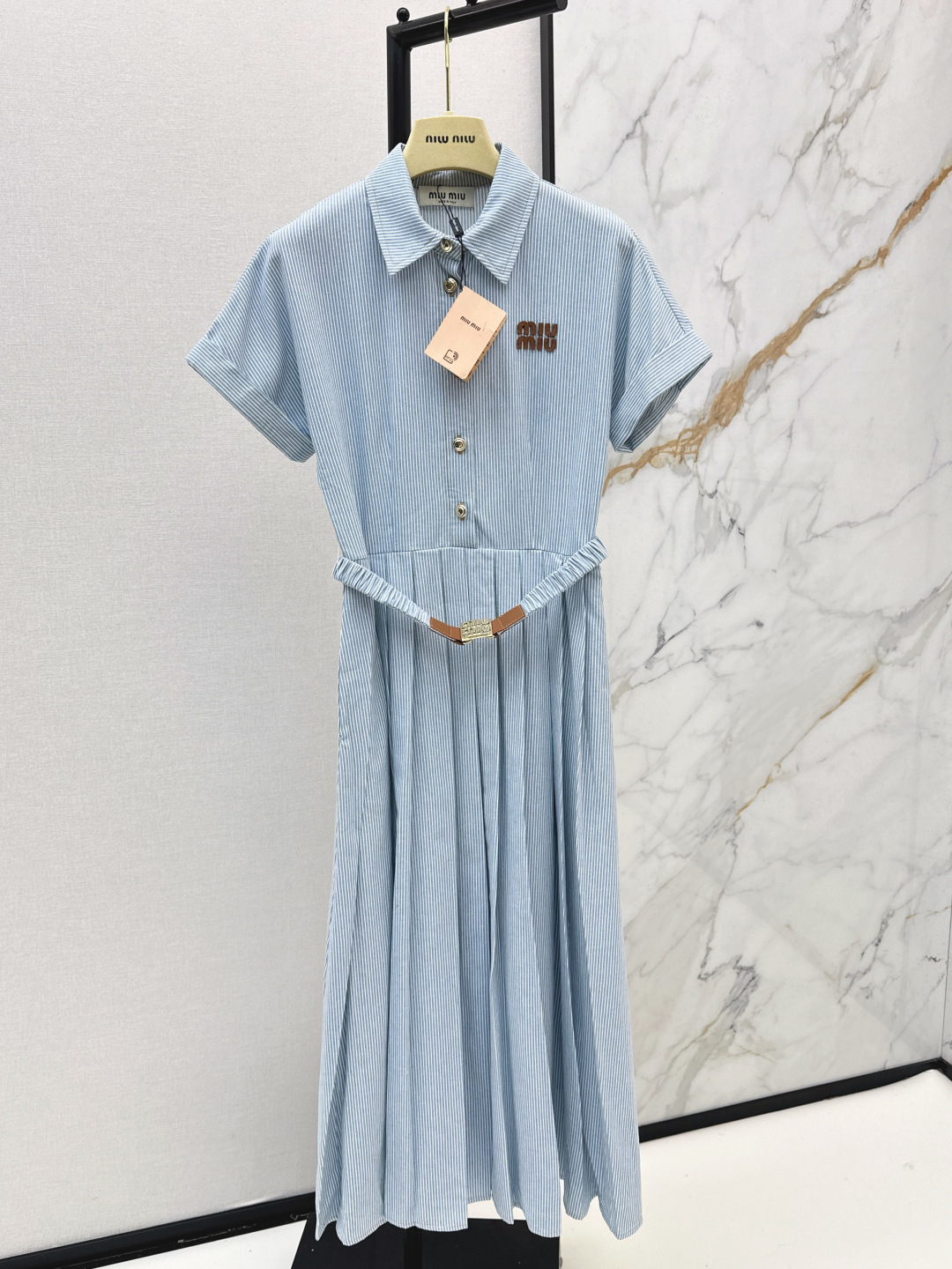 NO:738431,Miu 26Ss————The latest long striped dress for spring and summer. The upper body is full of fashionable and high-end and has its own aura. The fabric texture is very nice, fashionable and high-end. The color is super positive. The upper body is white and slim. It has a cool and handsome classic series. It has wind when walking. The upper body has a full aura. The length is just right and easy to control. One color ready for sale sml,, miumiu, skirts,19860909Miu 26Ss————春夏最新款长款条纹连衣裙 上身就是满满的时髦高级感自带气场 面料质感很奈斯 时髦又高级 颜色超级正 上身显白又显瘦 自带酷帅感的经典系列 走路都带风 上身气场全开 长度恰到好处 轻松驾驭 一色现货发售sml,,miumiu,skirts,,Women's clothing