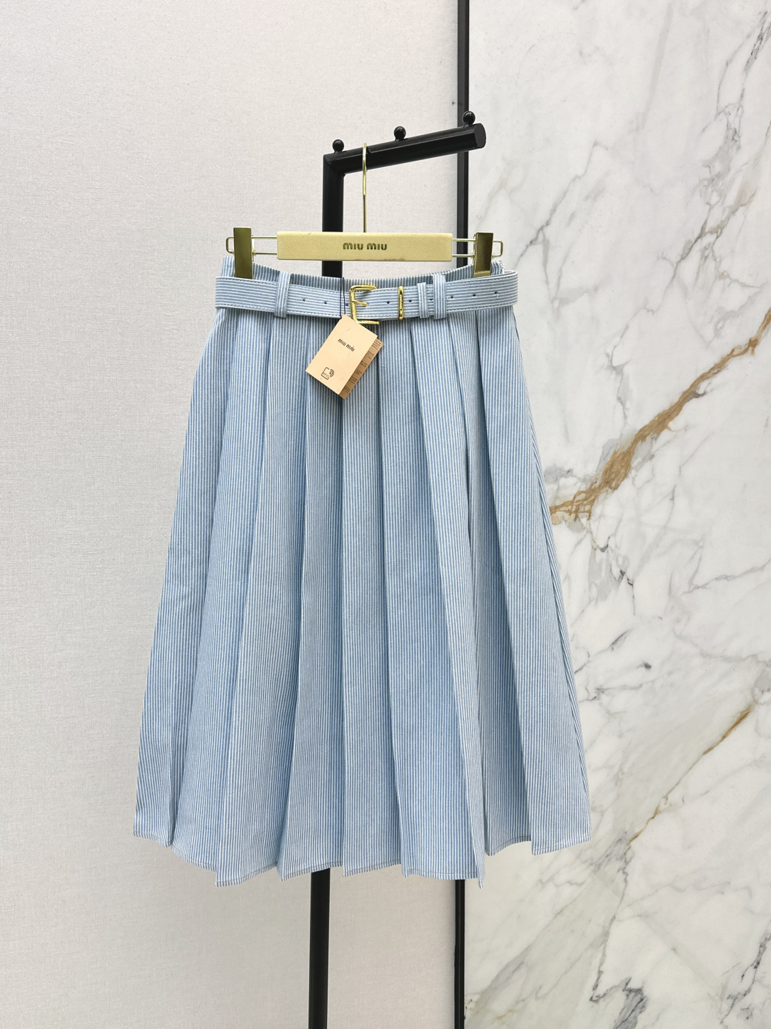 NO:738448,Miu 26Ss————The latest age-reducing striped belt pleated skirt for spring and summer. It is high-end and elegant. It is soft and comfortable. It has a full sense of high-end wear. Innovative fabrics are light and soft. The real thing is very good. One color ready for sale sml,,miumiu,skirts,19860909Miu 26Ss————春夏最新款减龄条纹腰带压褶半裙 高级大气 柔软很舒服 满满的穿搭高级感 创新面料 轻盈柔软 实物非常赞 一色现货发售sml,,miumiu,skirts,,Women's clothing